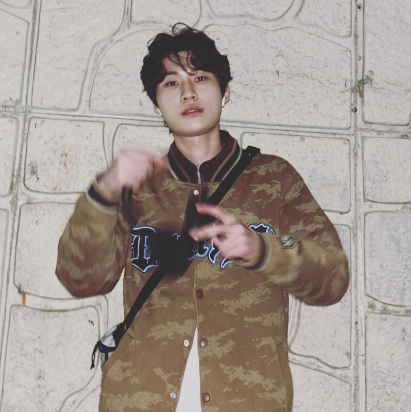 Supreme Waist Bag Blue - 23FW, Sony WH-1000XM5 Black (Korean Ver.) 착용 스타일 - 1
