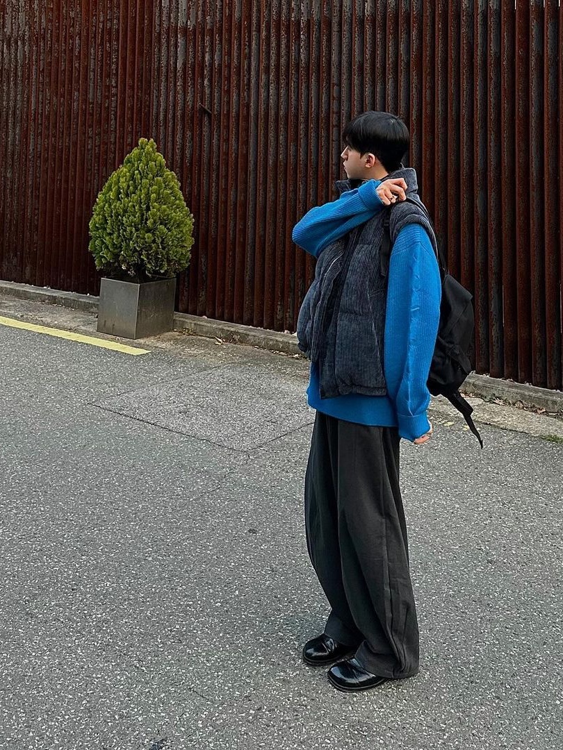 Waviness Oblique Curved Chino Pants Graphite 착용 스타일