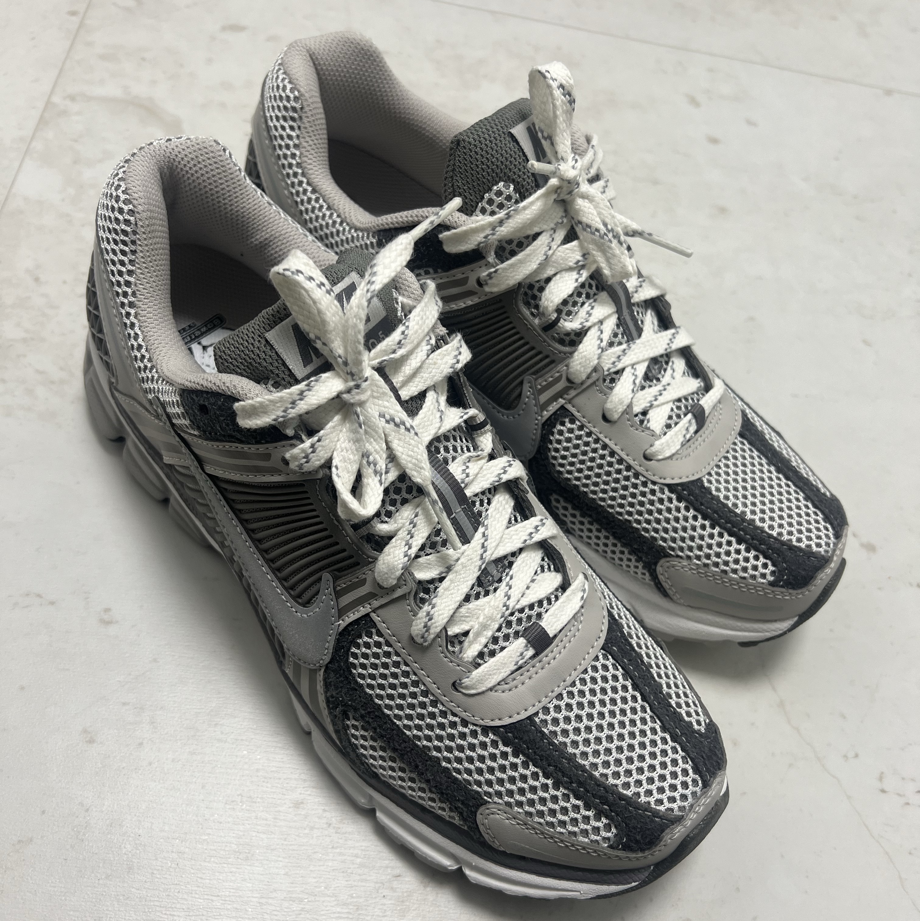 Nike Zoom Vomero 5 PRM Light Iron Ore and Flat Fewter 착용 스타일 - 3