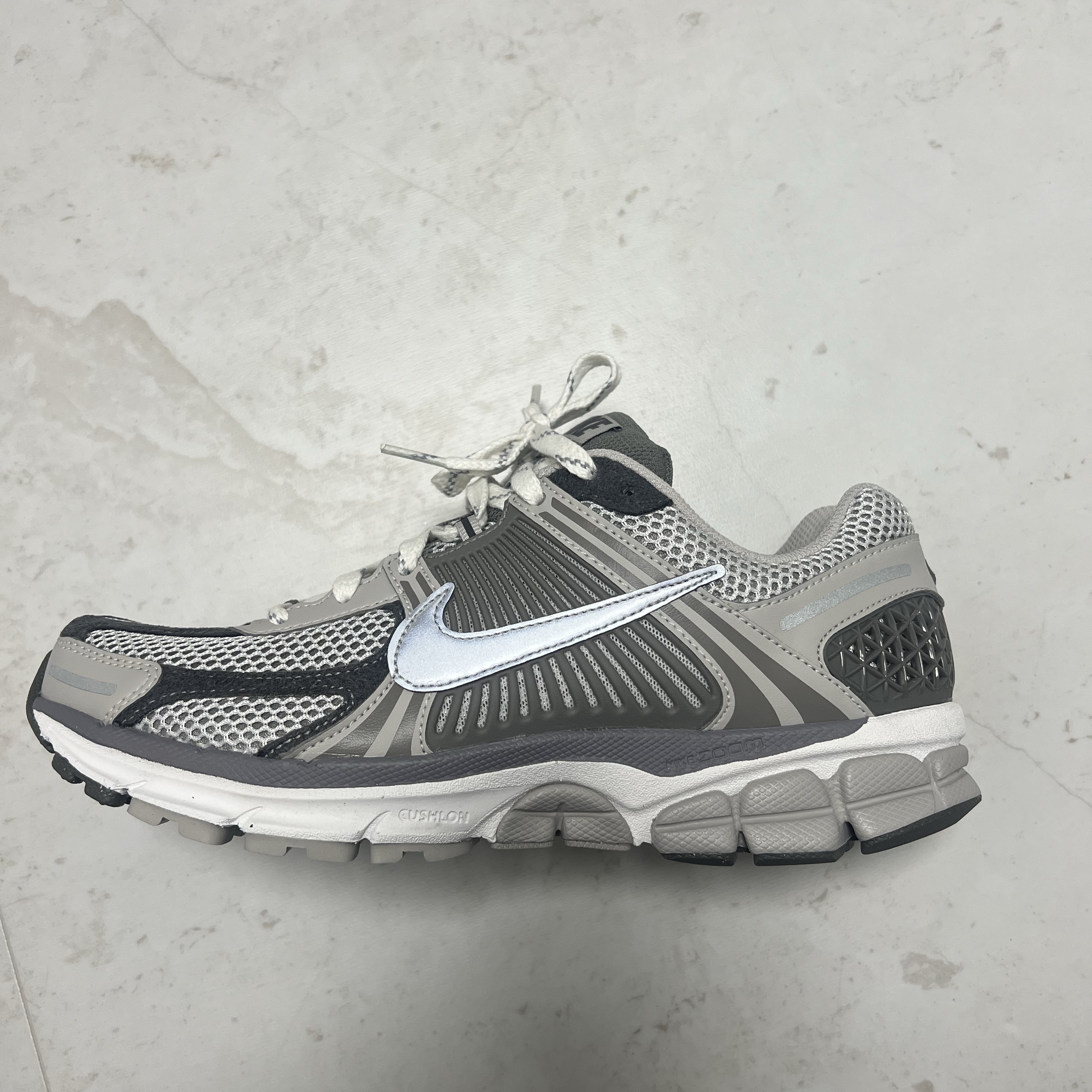 Nike Zoom Vomero 5 PRM Light Iron Ore and Flat Fewter 착용 스타일 - 1