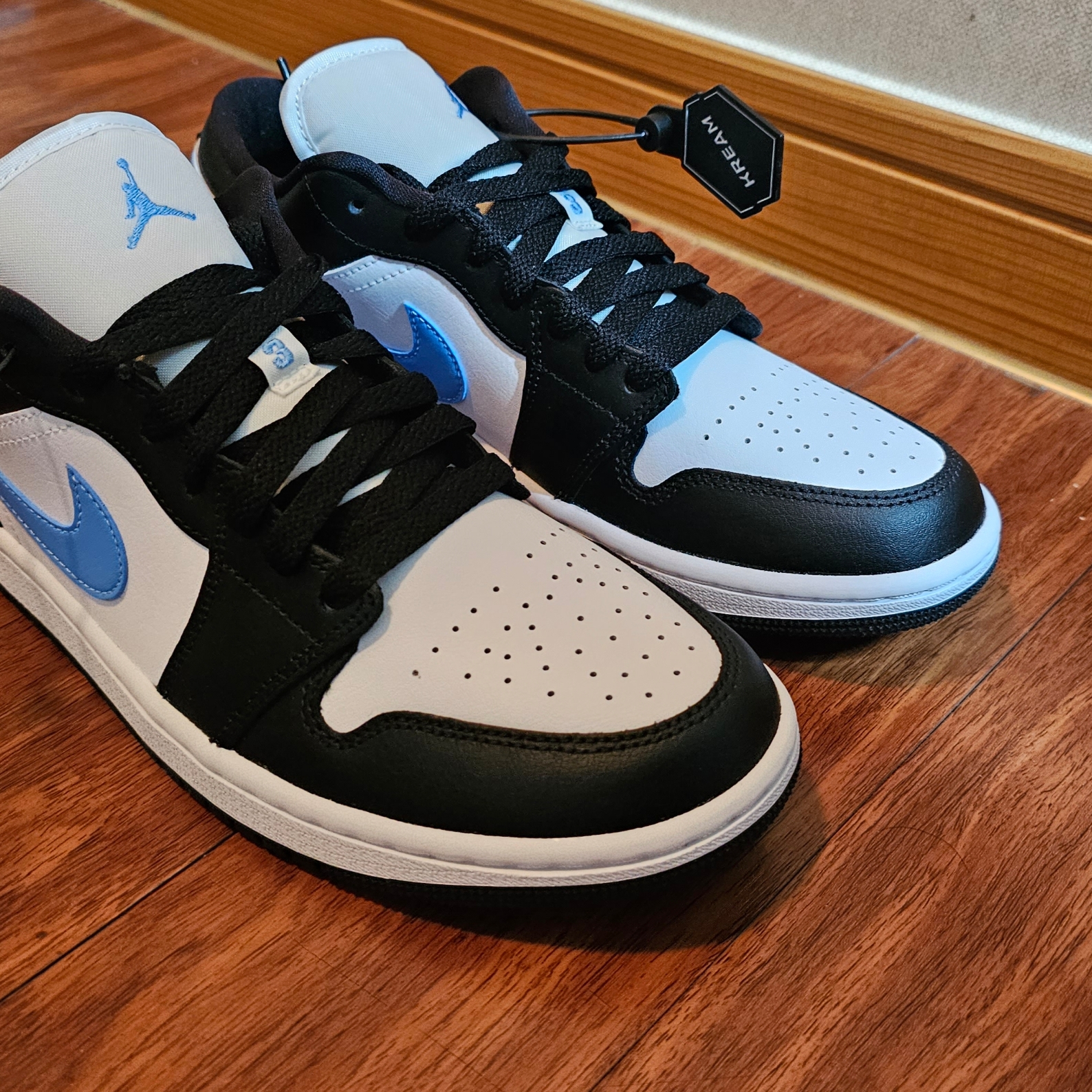 (W) Jordan 1 Low Black University Blue 착용 스타일 - 2