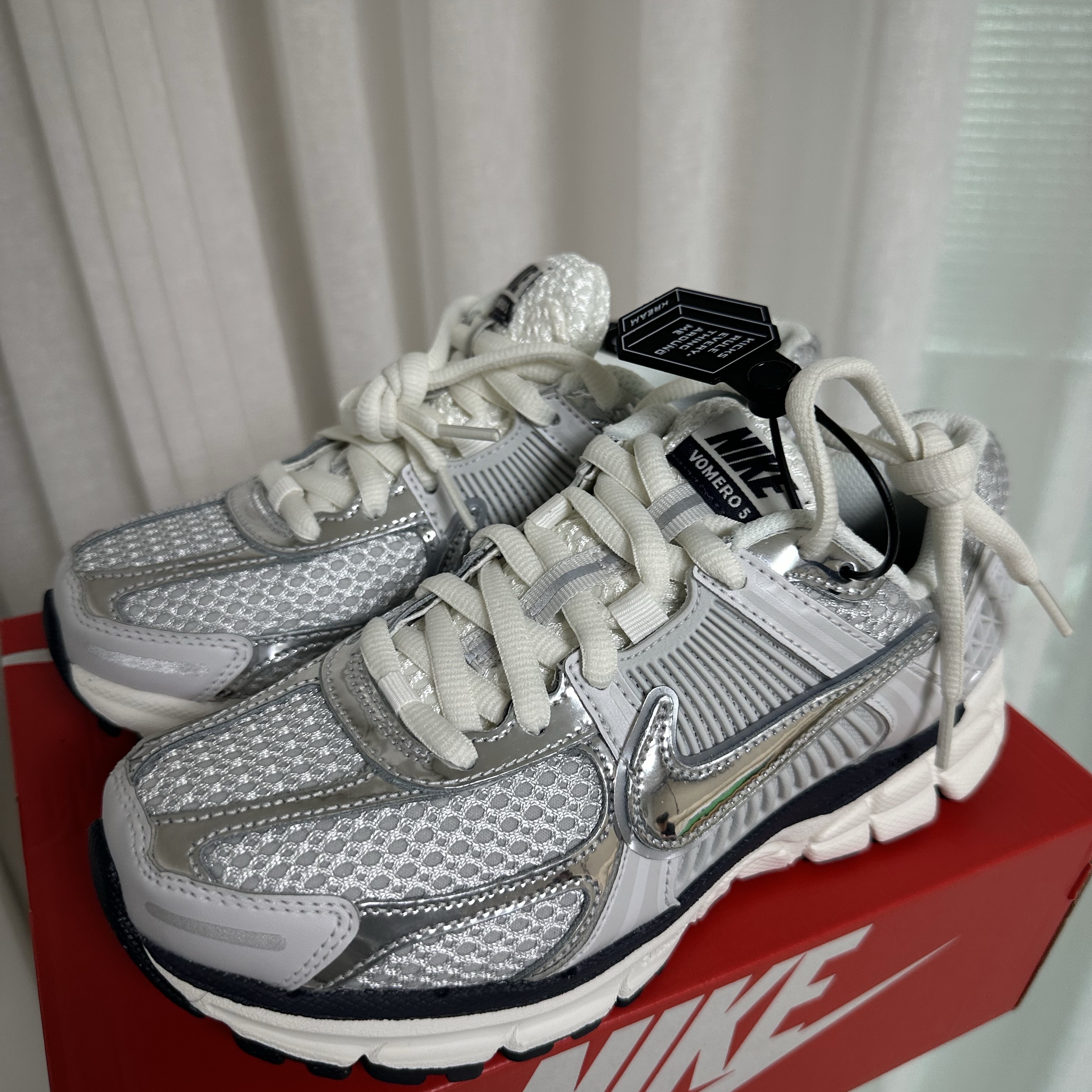 (W) Nike Zoom Vomero 5 Photon Dust and Metallic Silver 착용 스타일