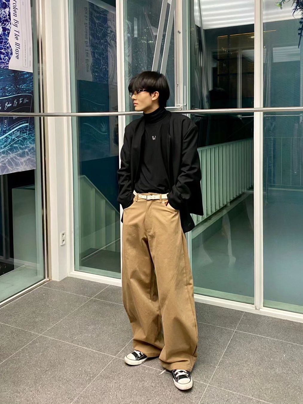 Waviness Oblique Curved Chino Pants Sand Camel 착용 스타일