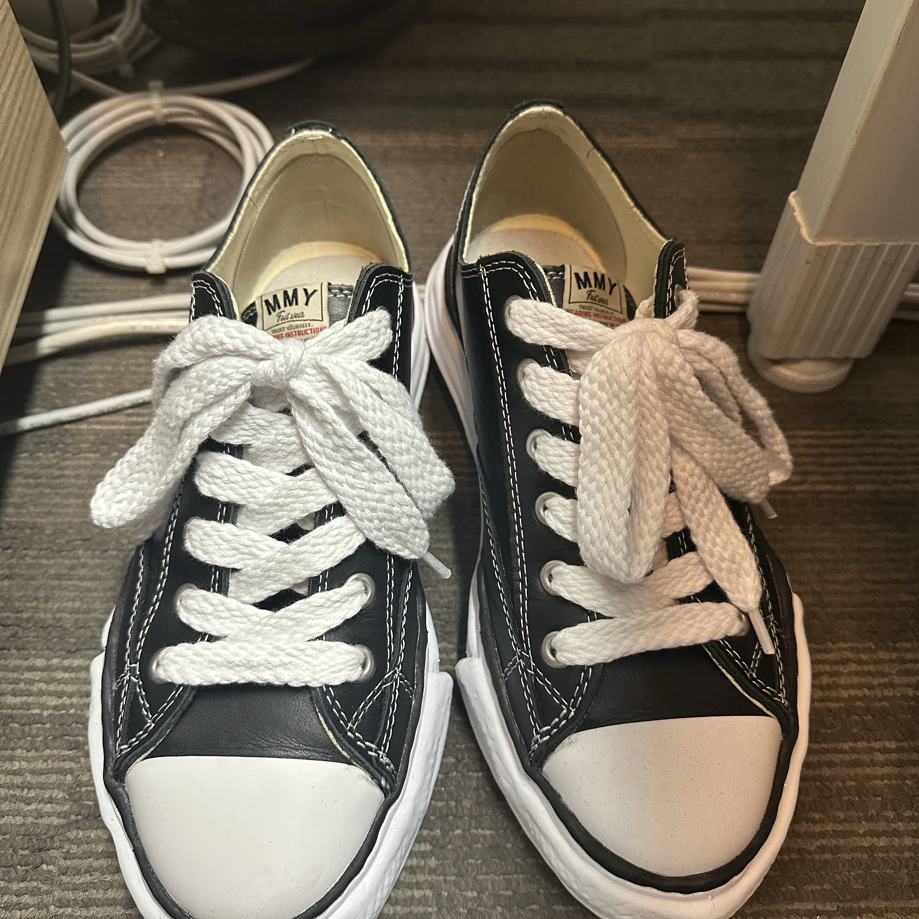 Maison Mihara Yasuhiro Peterson OG Sole Leather Low Sneakers Black 착용 스타일 - 1