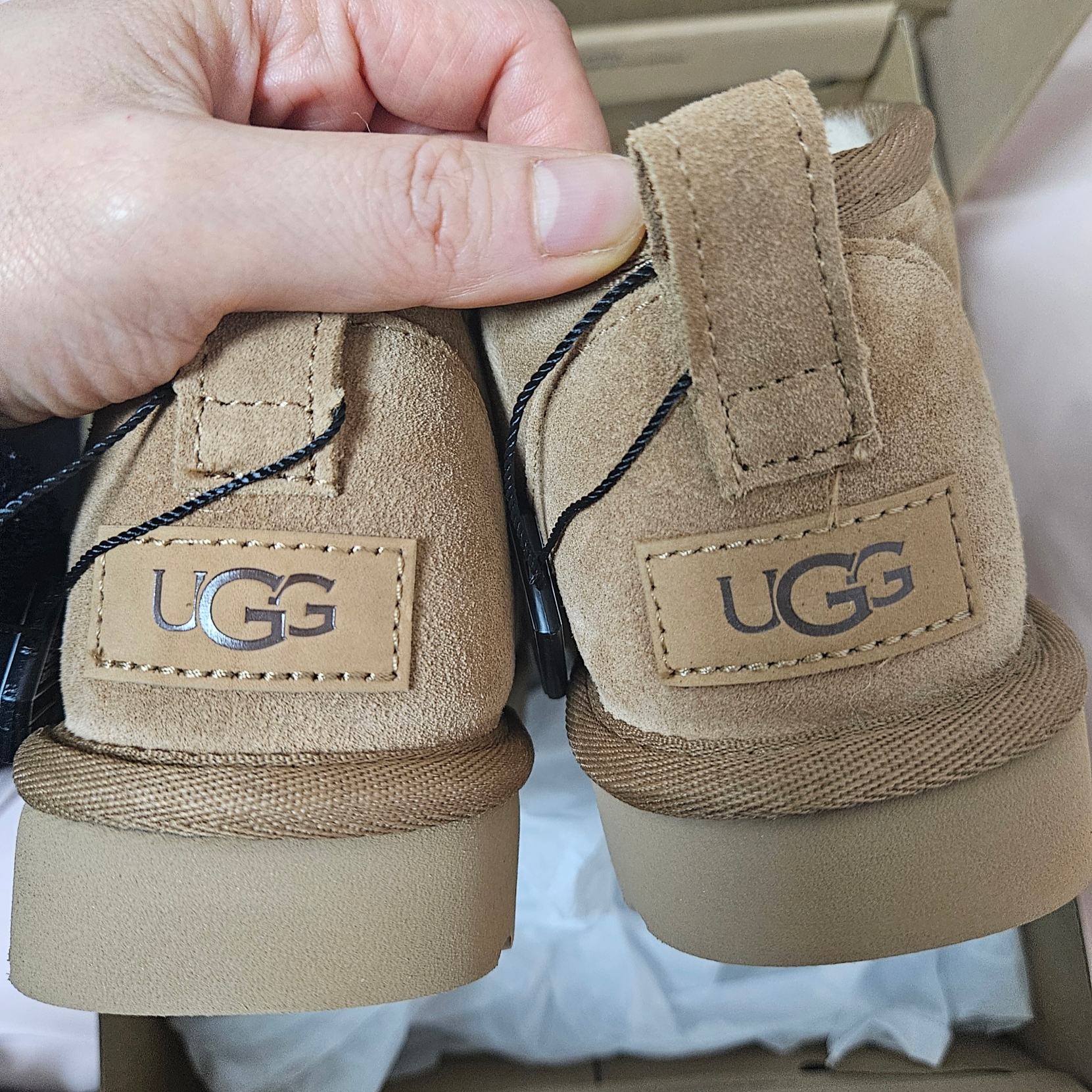 (W) UGG Classic Ultra Mini Boots Chestnut 착용 스타일 - 2