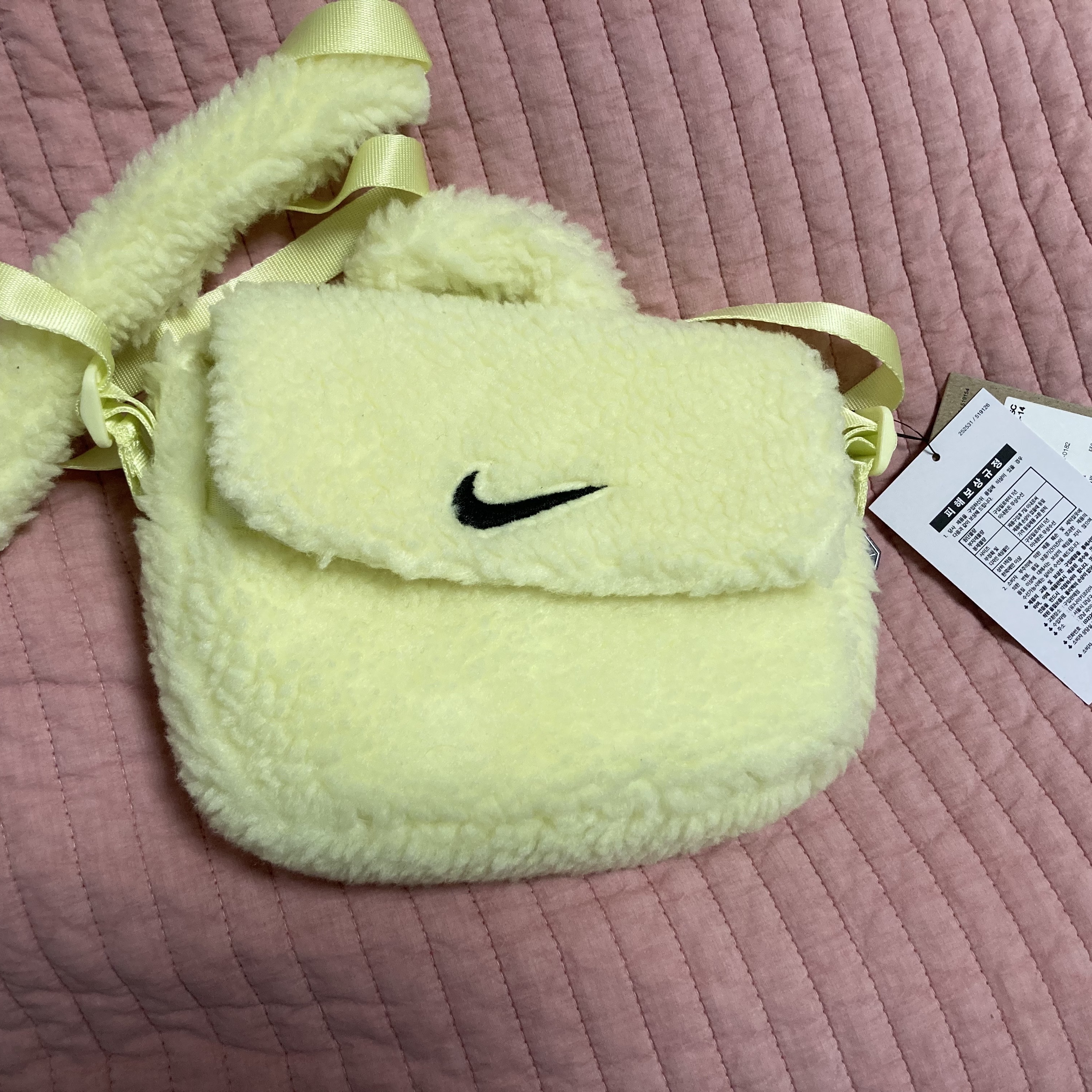 (Kids) Nike NSW Faux Fur Crossbody Bag Neon 착용 스타일