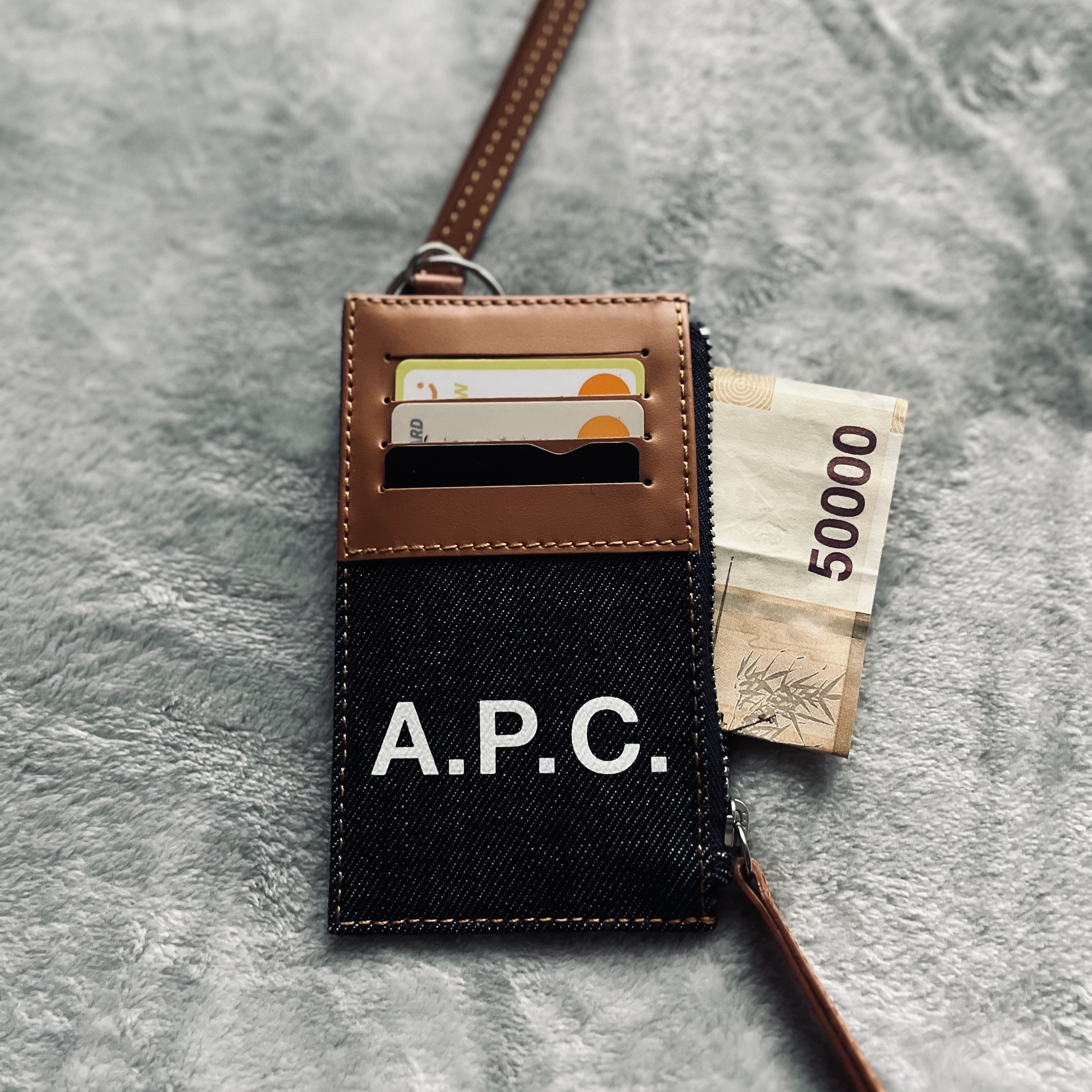 A.P.C. Axel Cardholder Caramel 착용 스타일 - 3