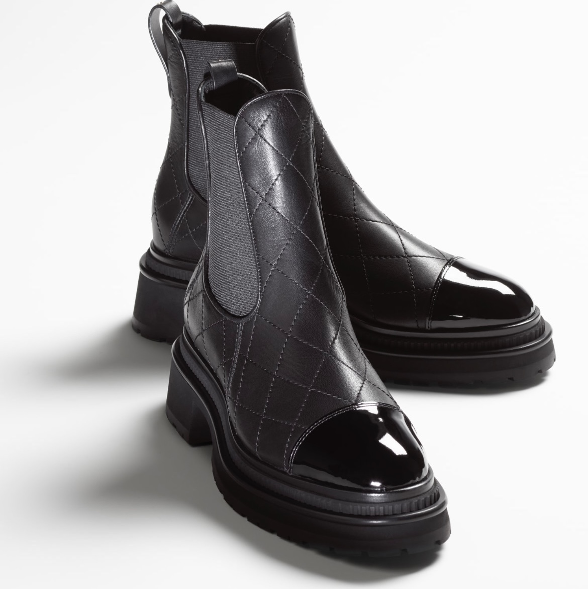 (W) Chanel Ankle Boots Calfskin Patent Calfskin & Black 착용 스타일