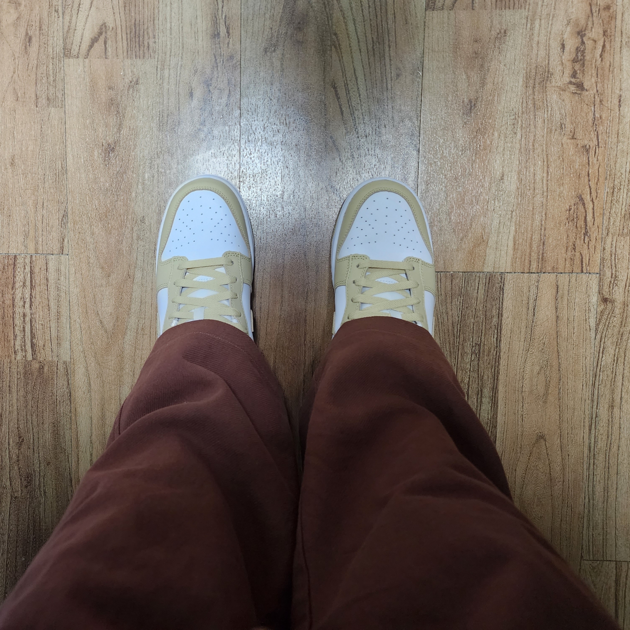 Nike Dunk Low Team Gold and White 착용 스타일 - 7