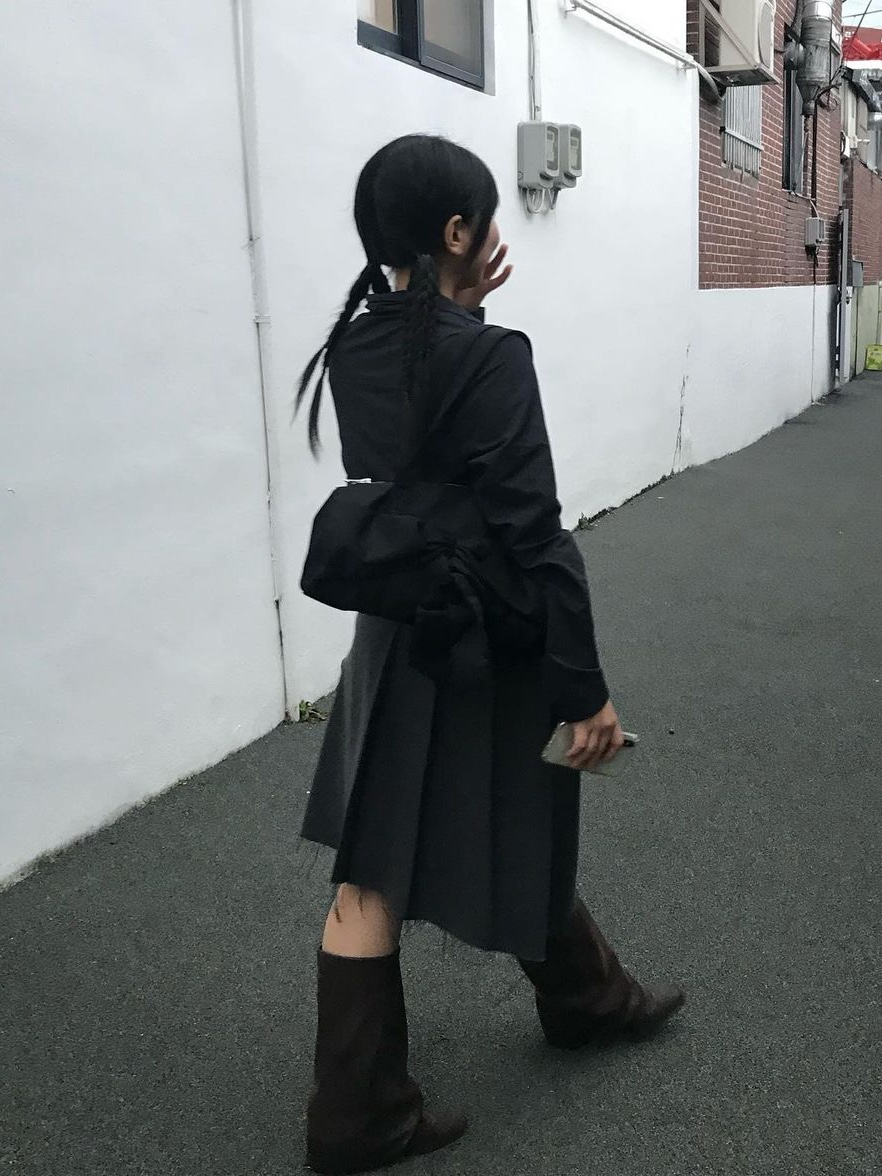 Saenginstudios Ribbon Shoulder Duffle Bag Black 착용 스타일