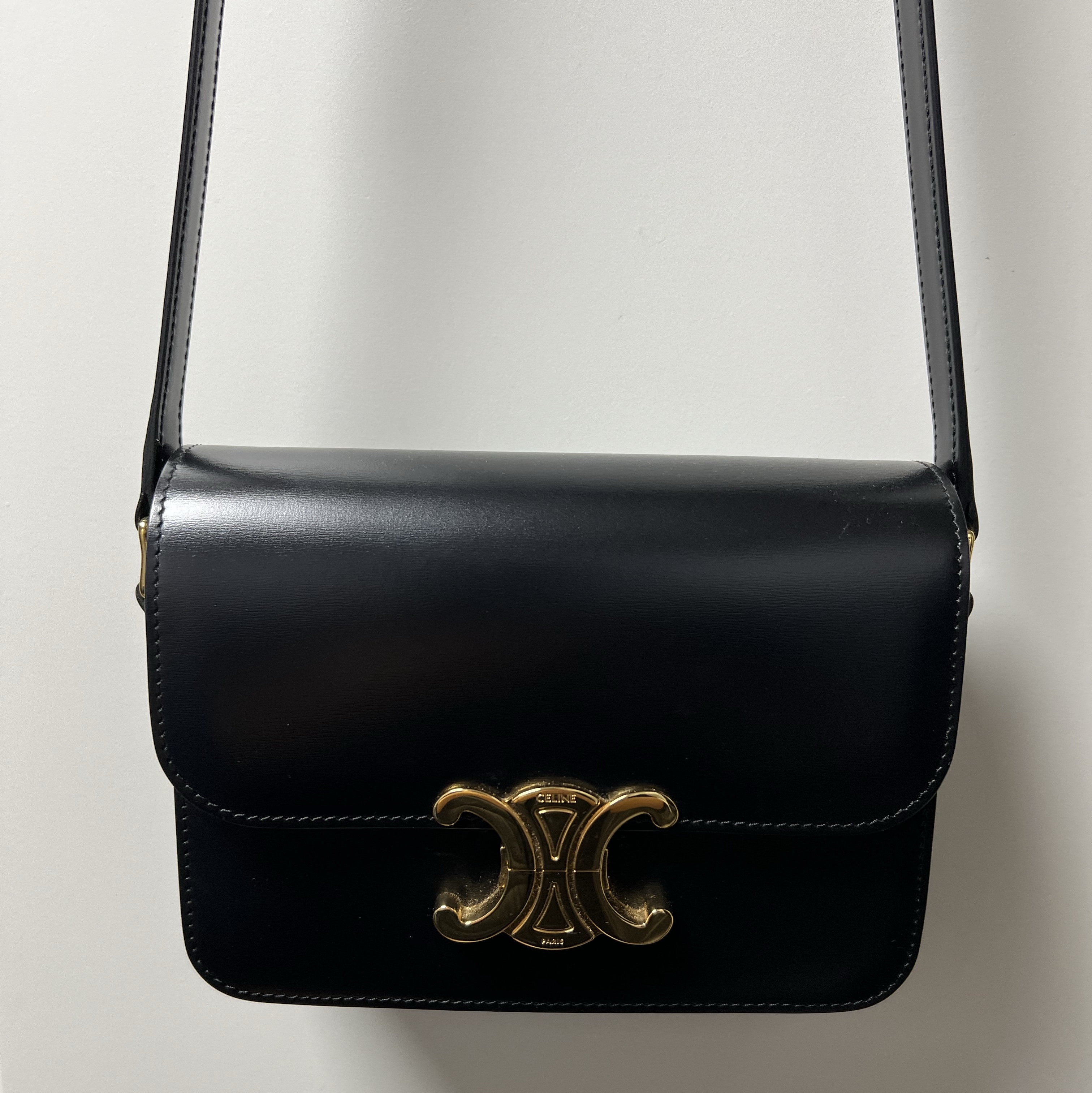 Celine Teen Triomphe Bag in Shiny Calfskin Black 착용 스타일