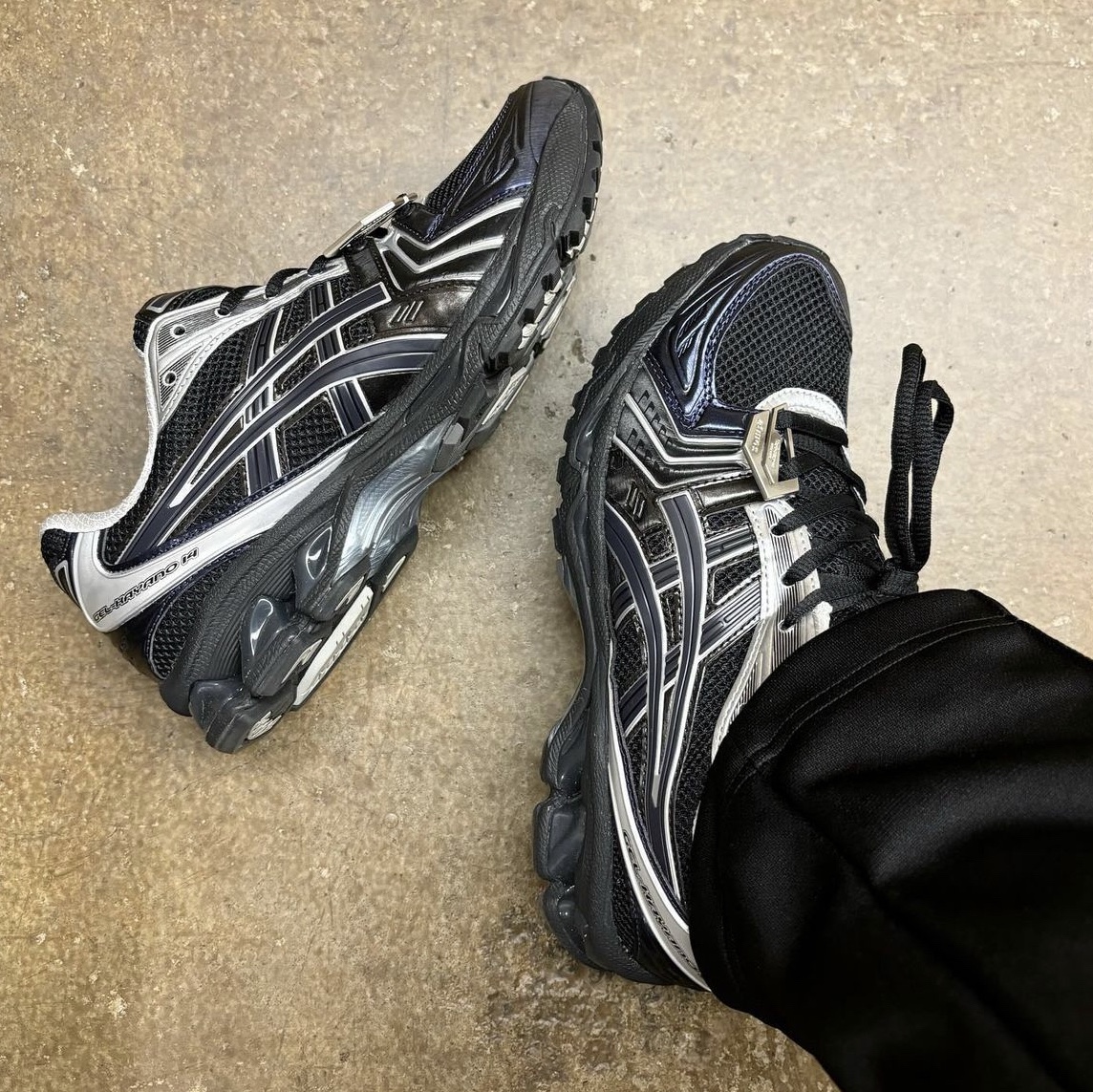 Asics x Atmos x Undermycar Gel-Kayano 14 Black Pure Silver 착용 스타일 - 1