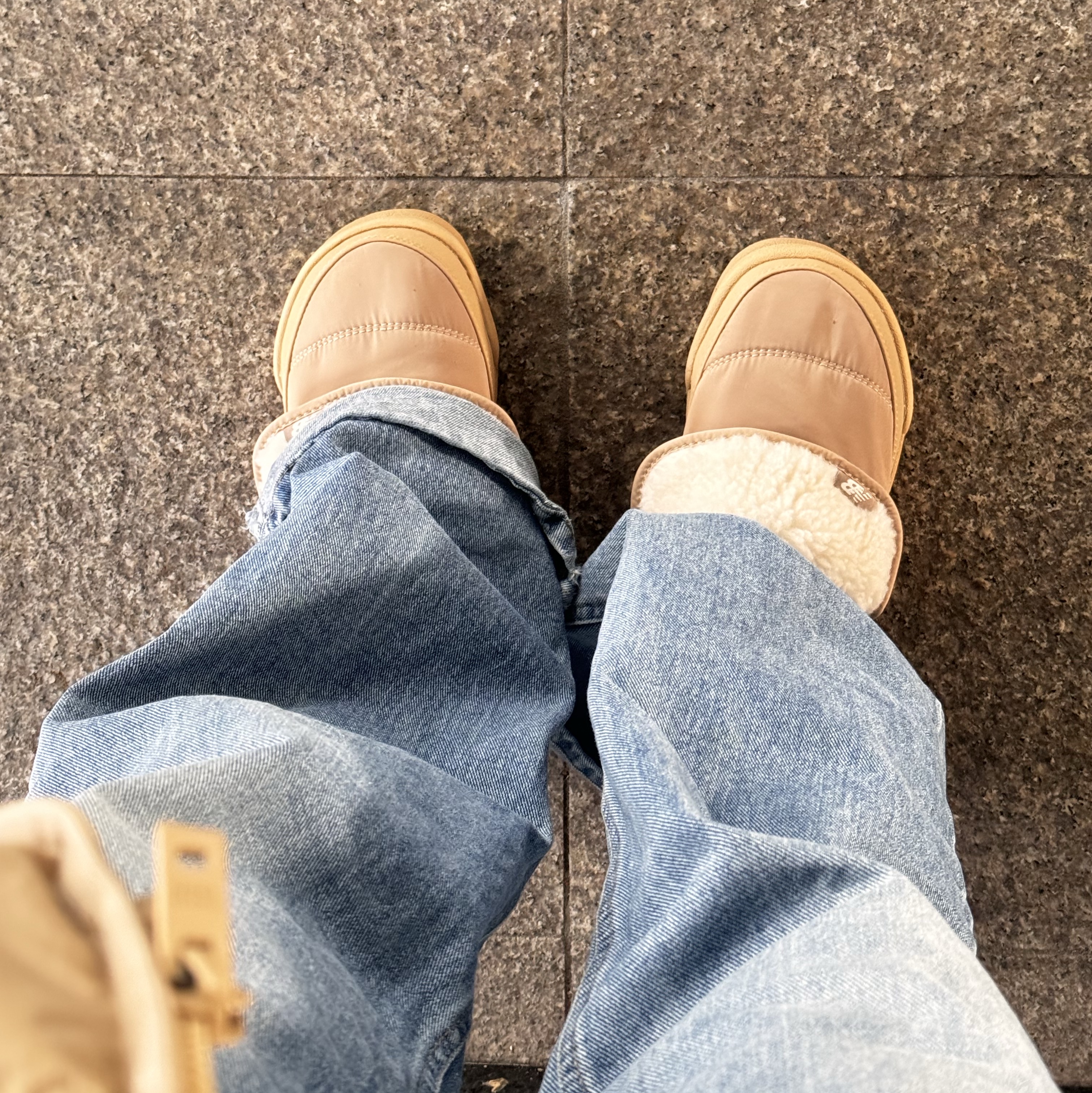 New Balance Puflee v2 Beige 착용 스타일