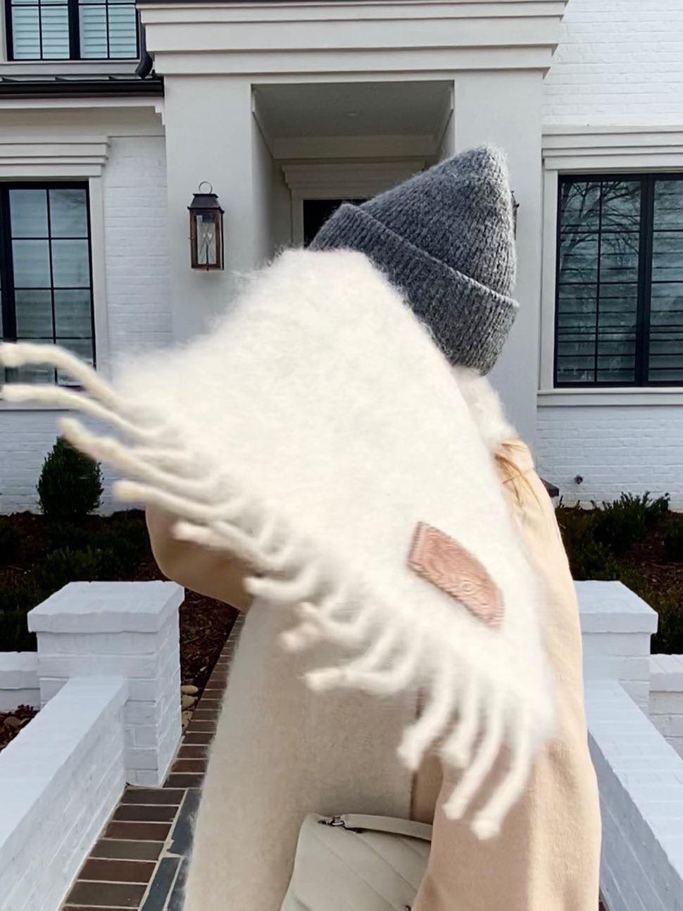 Loewe Wool and Mohair Muffler White 착용 스타일 - 7