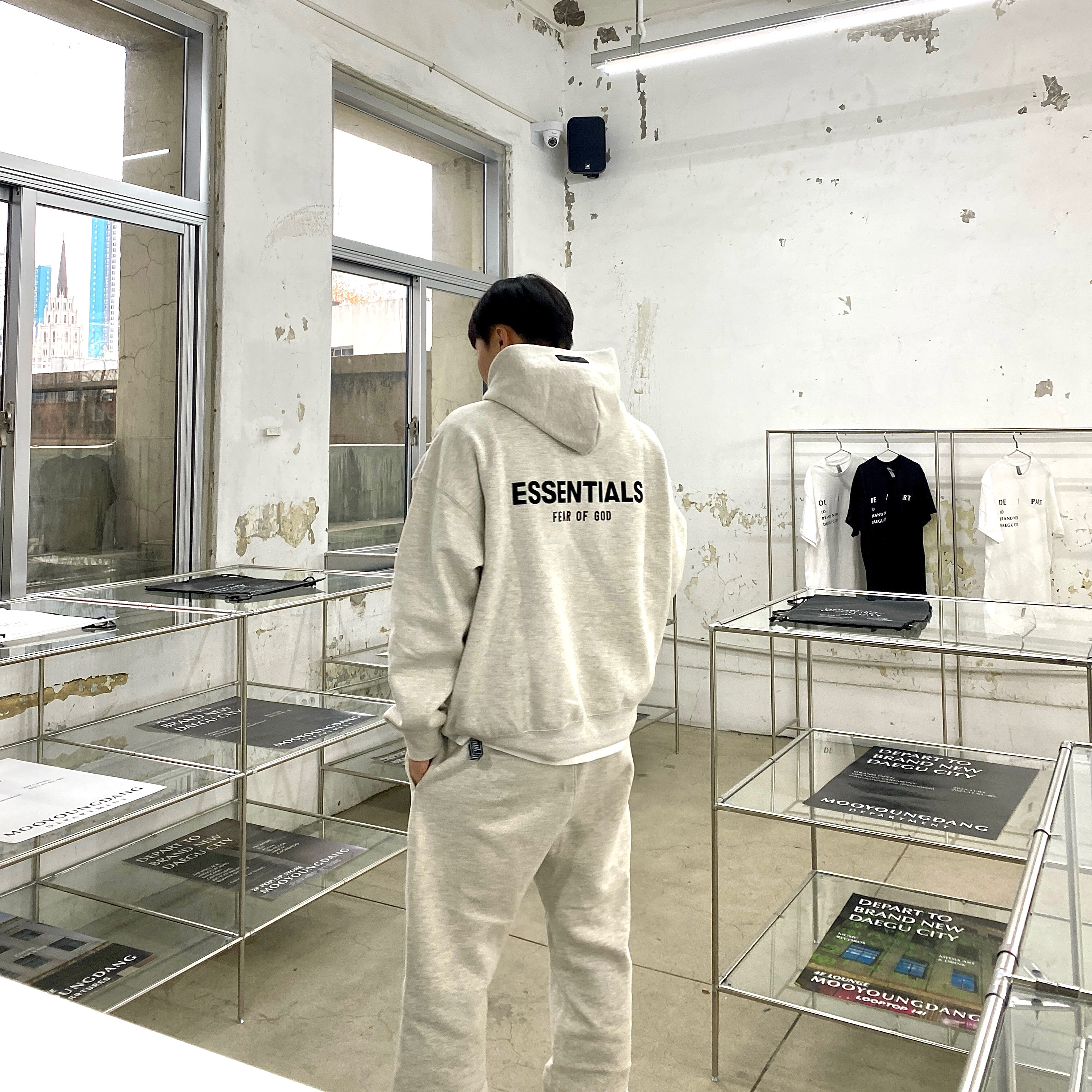 Essentials The Core Collection Relaxed Sweatpants Light Oatmeal, Essentials The Core Collection Hoodie Light Oatmeal 착용 스타일 - 1