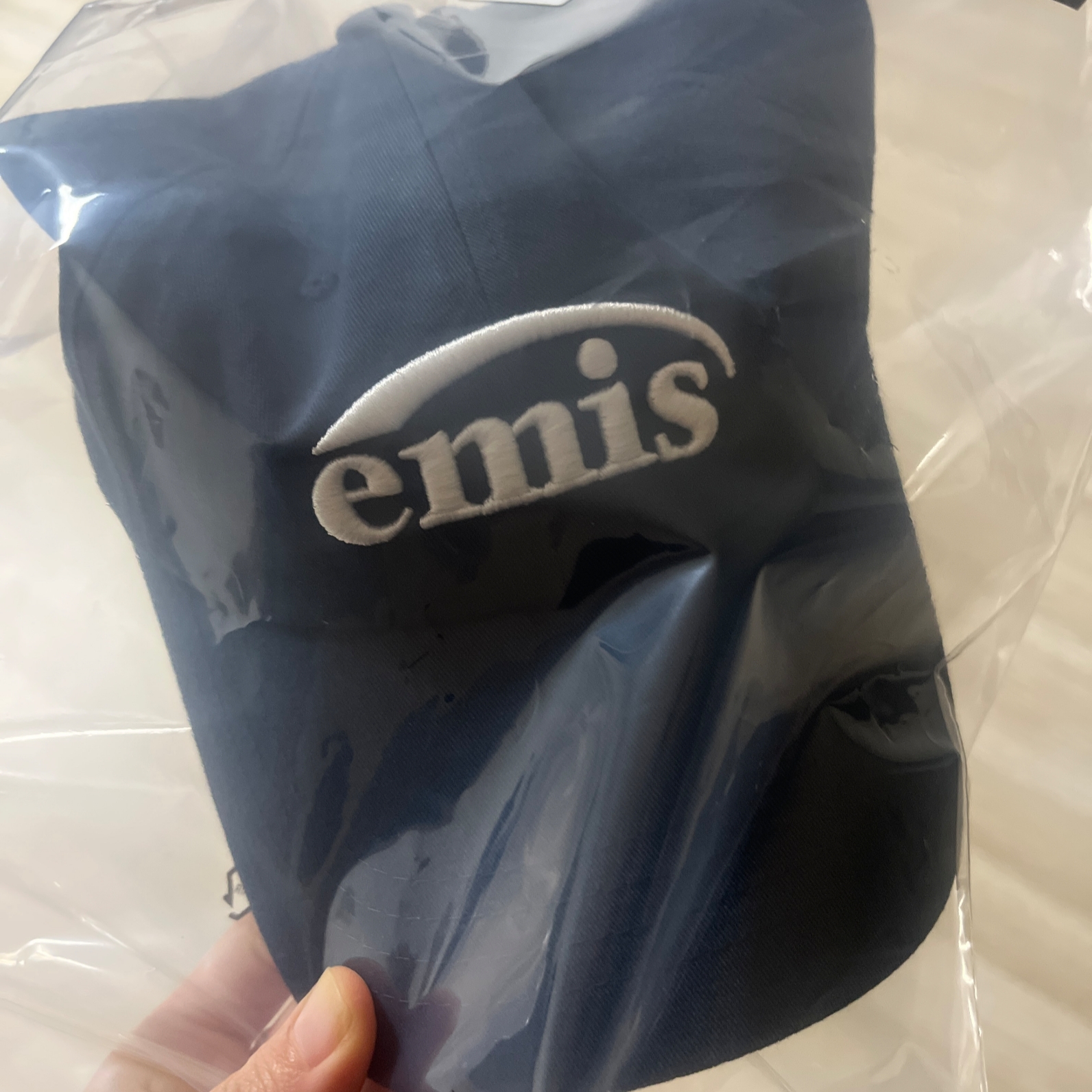 Emis New Logo Emis Cap Navy 착용 스타일