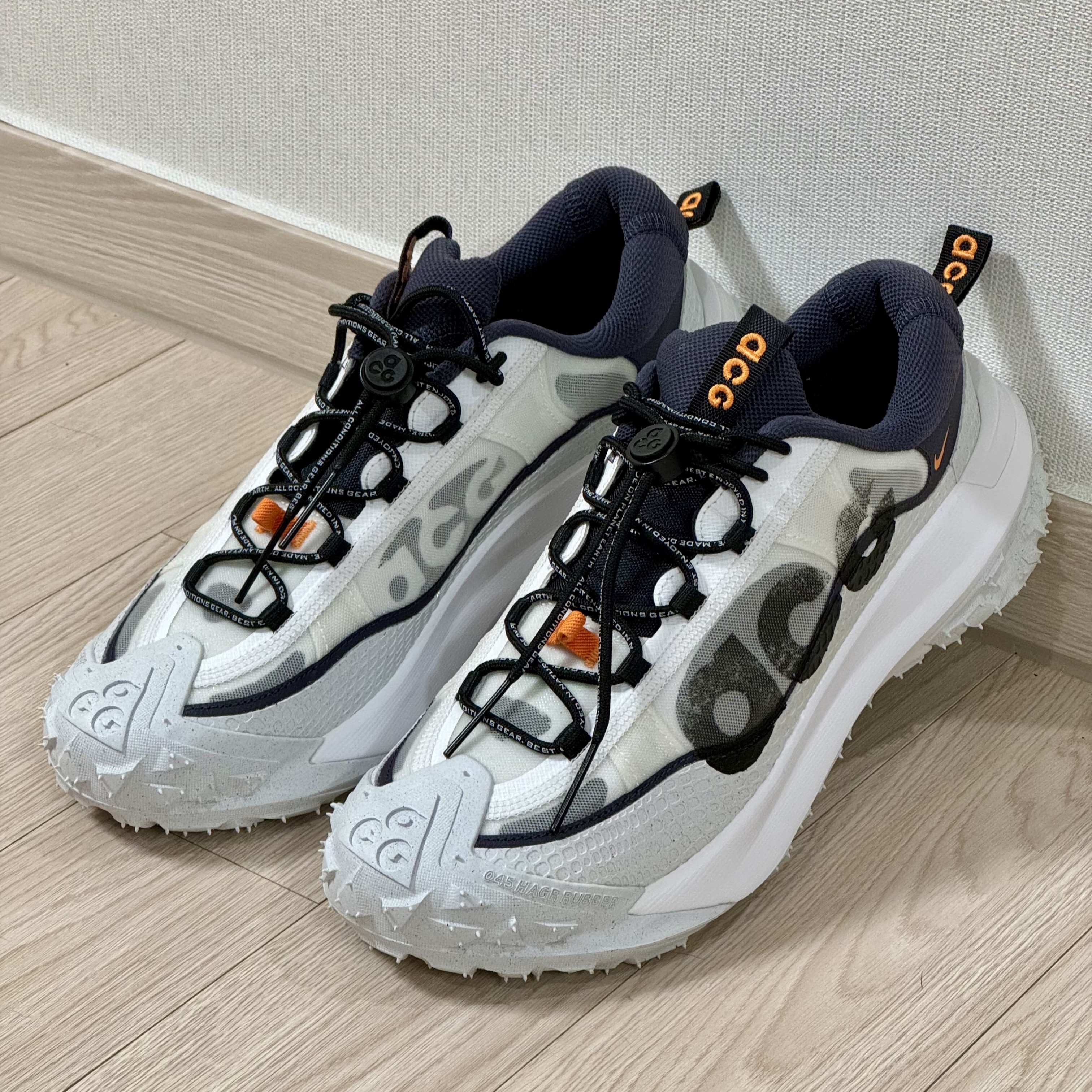 Nike ACG Mountain Fly 2 Low Summit White and Bright Mandarin 착용 스타일
