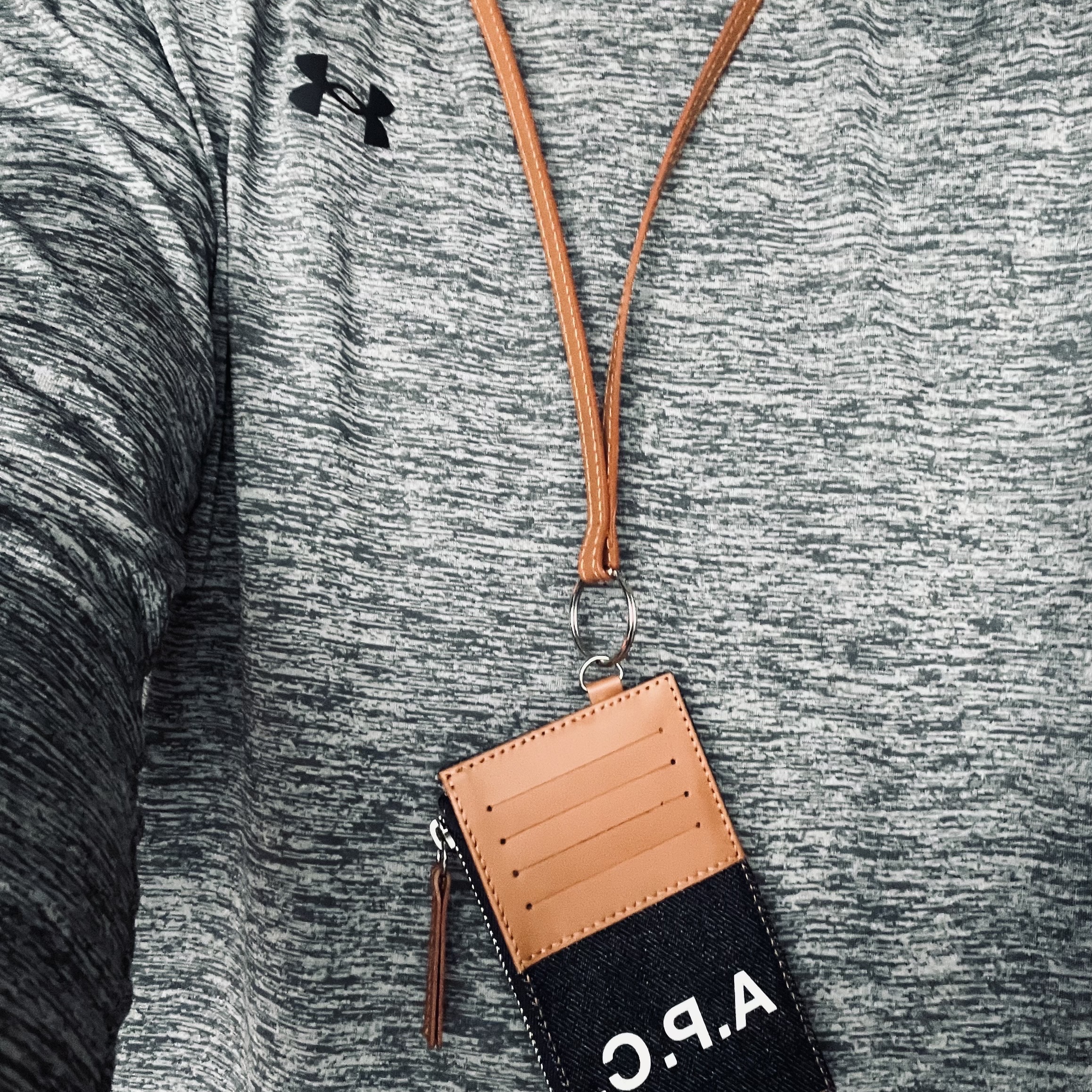 A.P.C. Axel Cardholder Caramel 착용 스타일 - 2