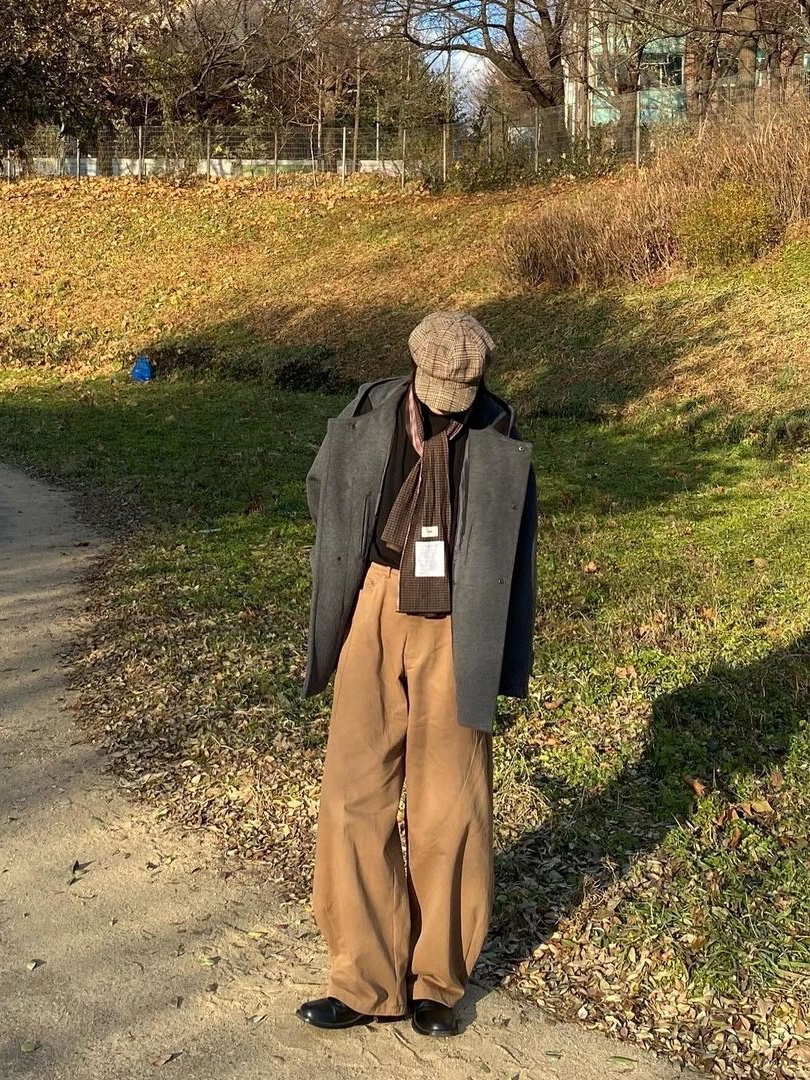 Waviness Oblique Curved Chino Pants Sand Camel 착용 스타일