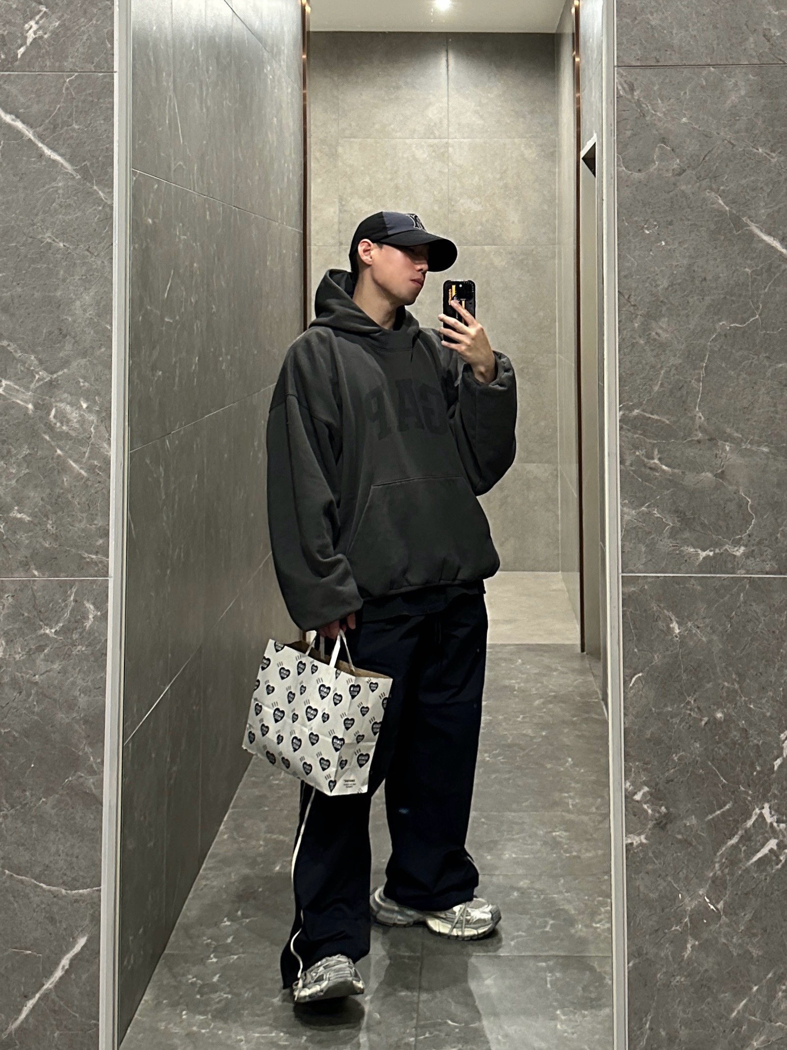 Yeezy Gap Engineered By Balenciaga Dove Hoodie Black, Balenciaga 3XL Sneakers Light Beige 착용 스타일