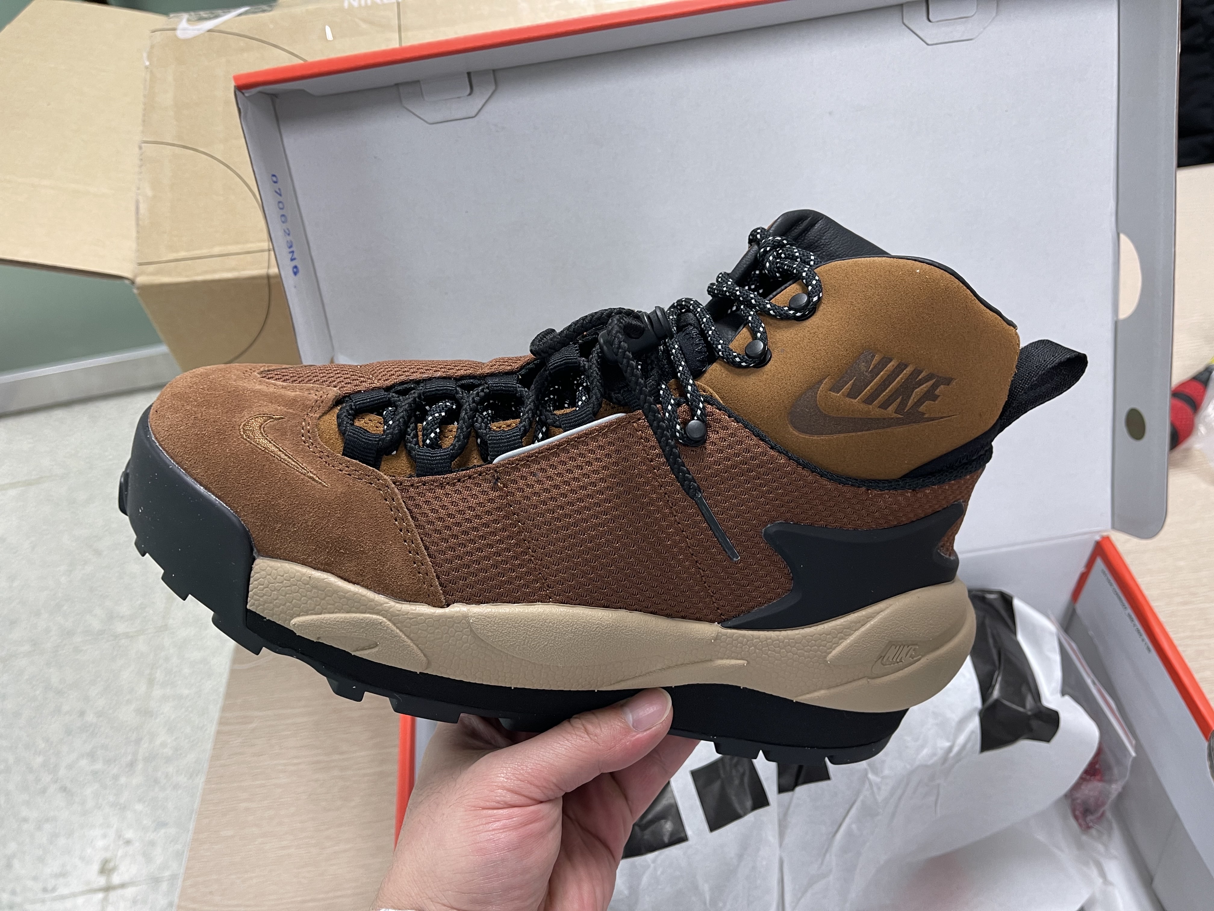 Nike x Sacai Magmascape SP Pecan 착용 스타일 - 2