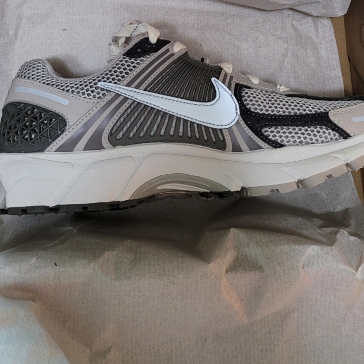 (W) Nike Zoom Vomero 5 Cobblestone and Flat Pewter 착용 스타일
