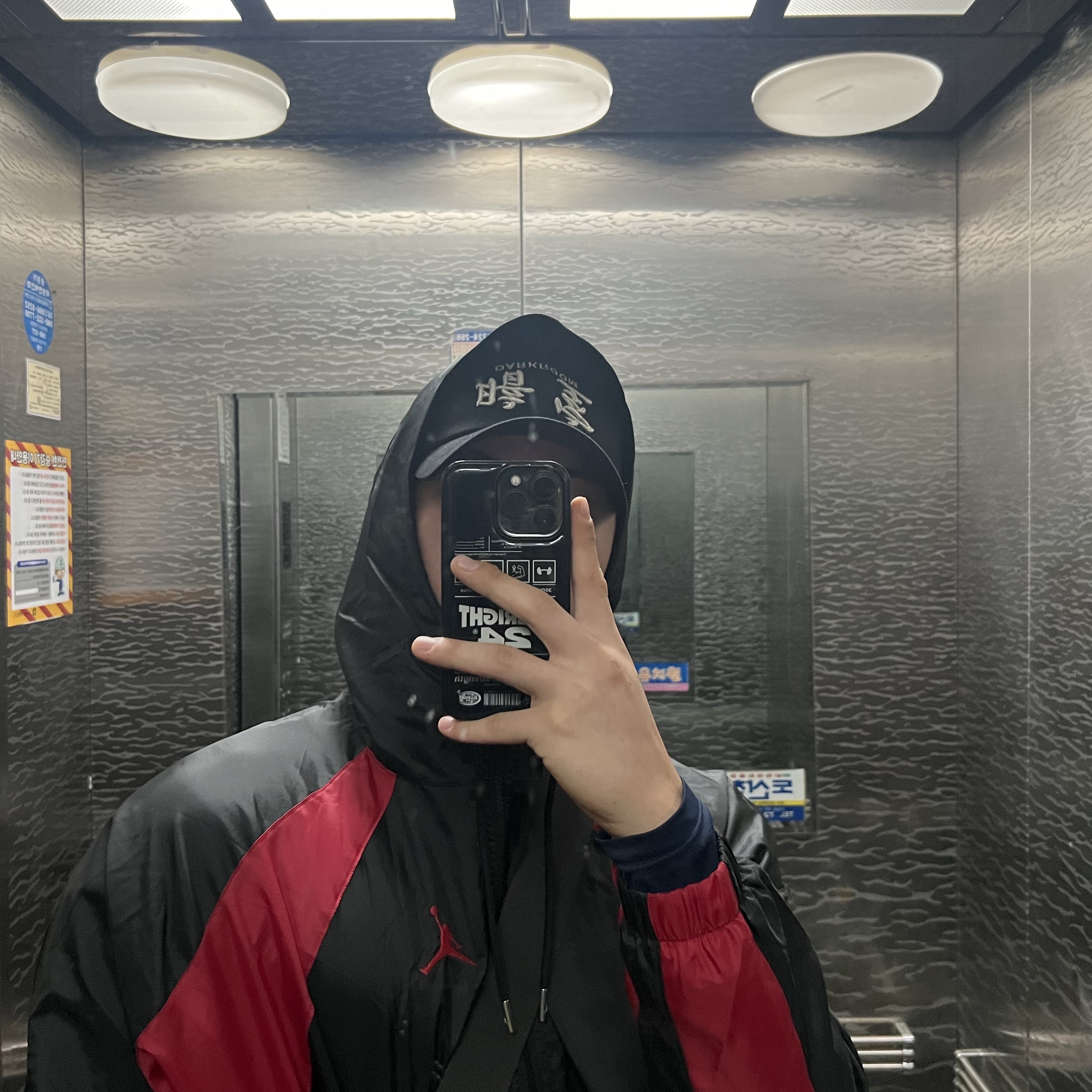 Darkr8m Studio Upside Down Silver Logo Cap 착용 스타일