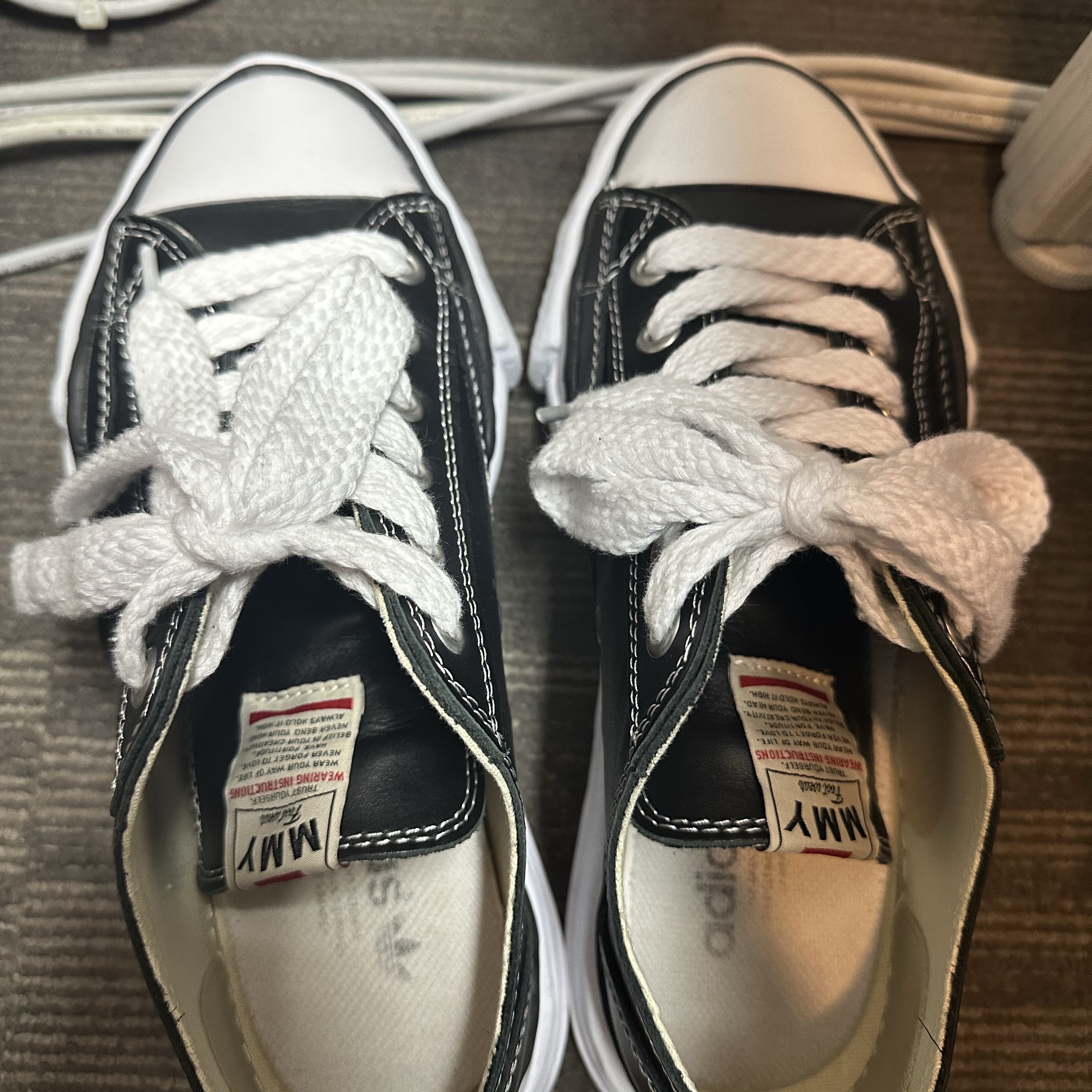 Maison Mihara Yasuhiro Peterson OG Sole Leather Low Sneakers Black 착용 스타일 - 2