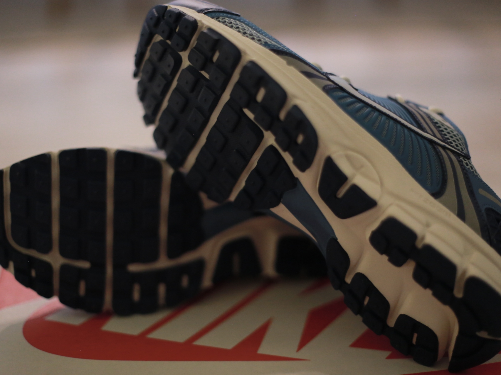 Nike Zoom Vomero 5 Mystic Navy and Worn Blue 착용 스타일 - 5