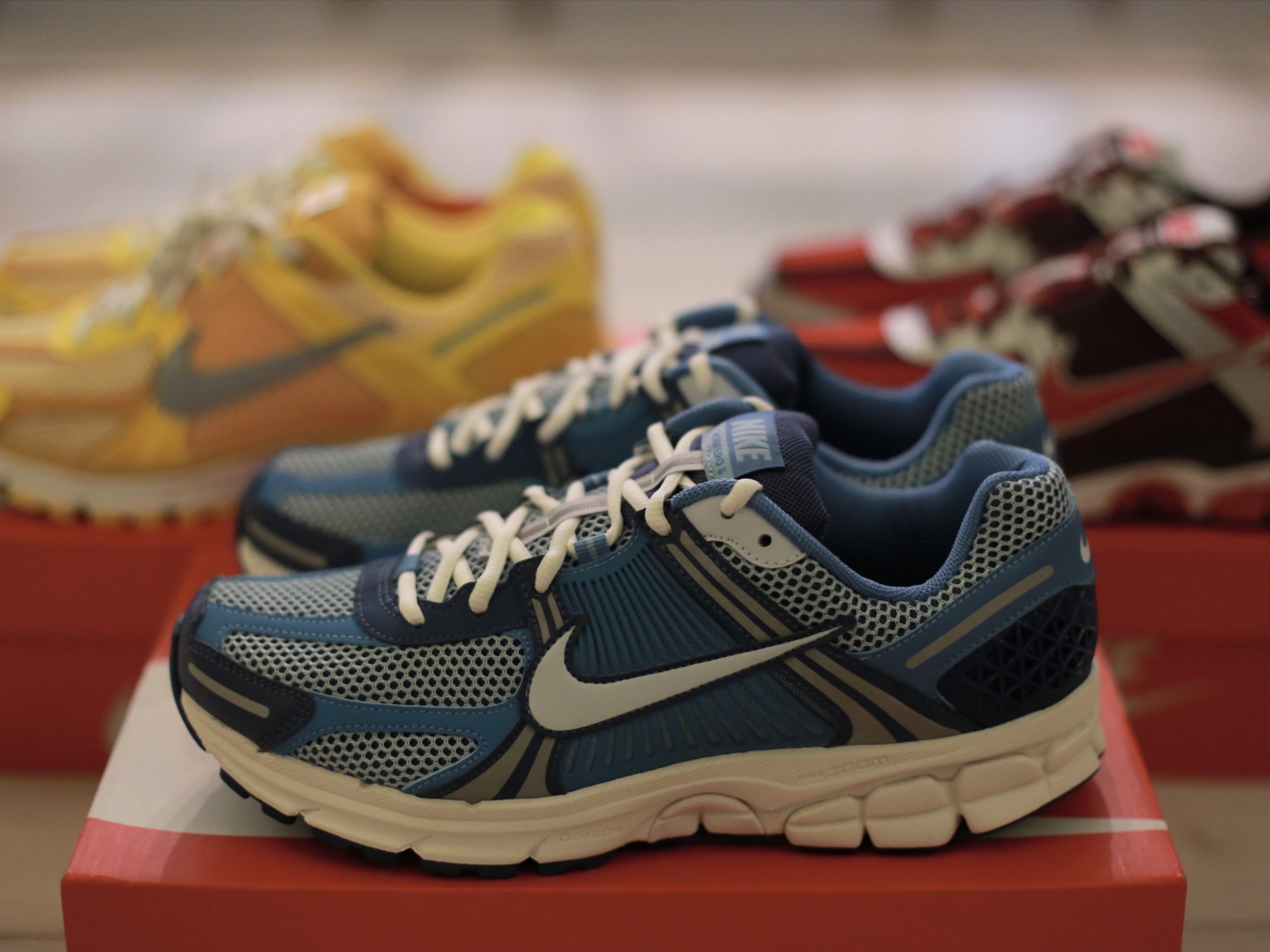 Nike Zoom Vomero 5 Mystic Navy and Worn Blue 착용 스타일 - 6