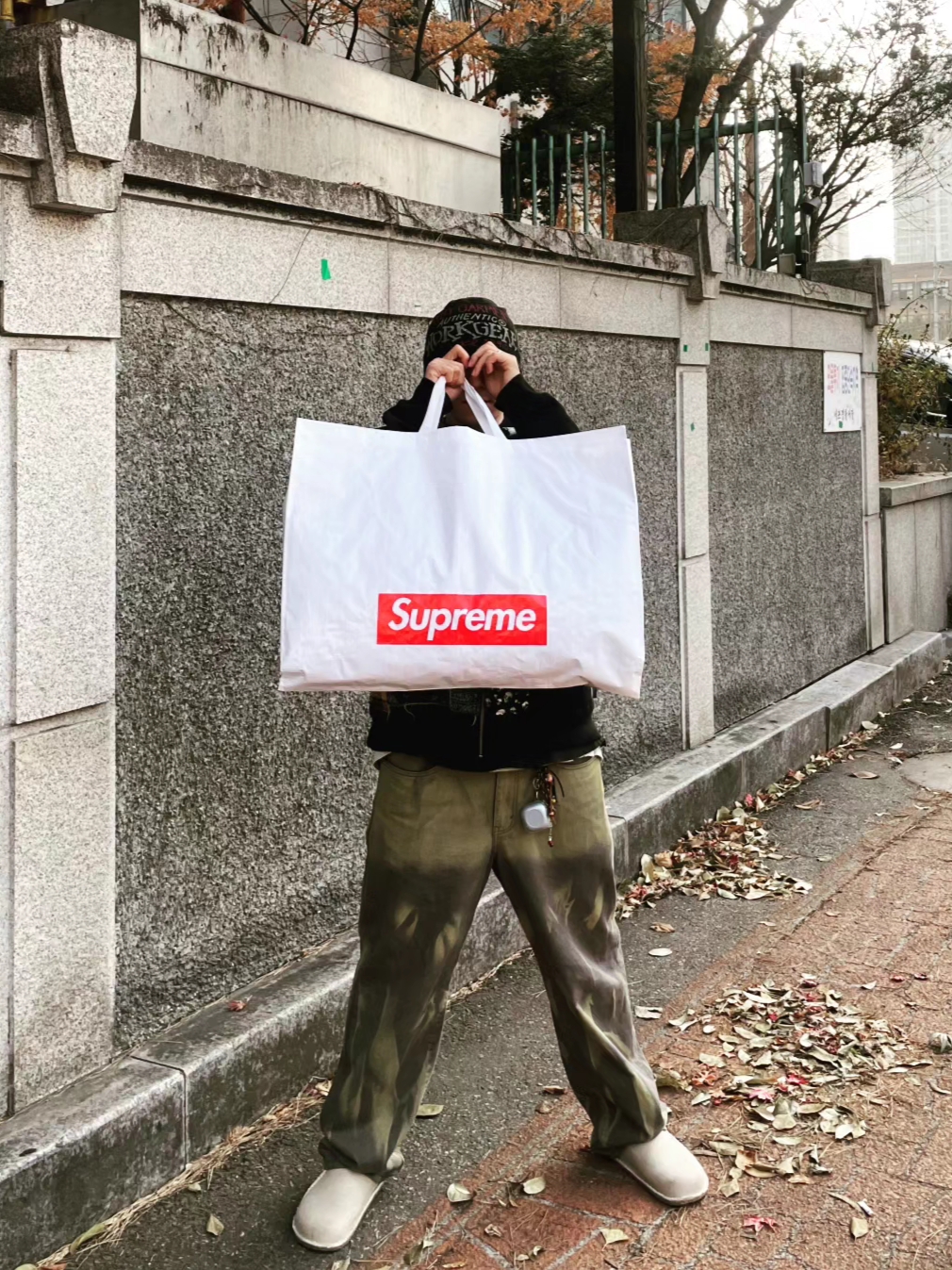 Supreme Patchwork Zip Up Hooded Sweatshirt Black - 22FW, Stussy Workgear Print Skullcap Beanie Black 착용 스타일 - 2