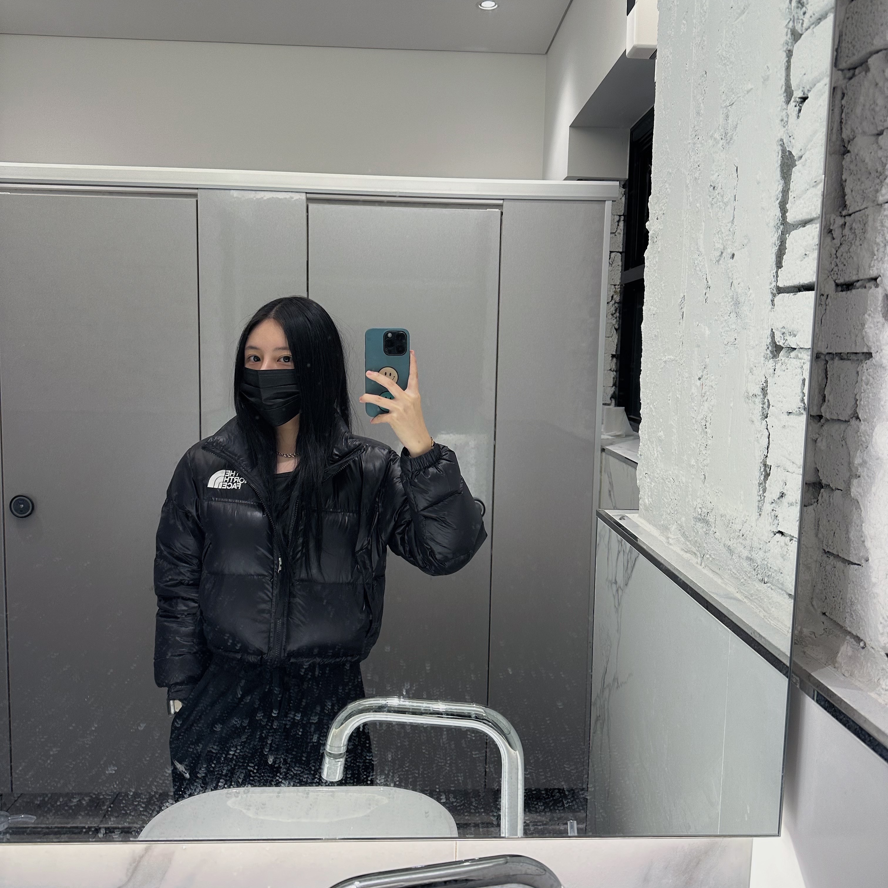 (W) The North Face Nuptse Short Jacket Black, (W) Nike Air Force 1 '07 Low Triple Black 착용 스타일 - 2