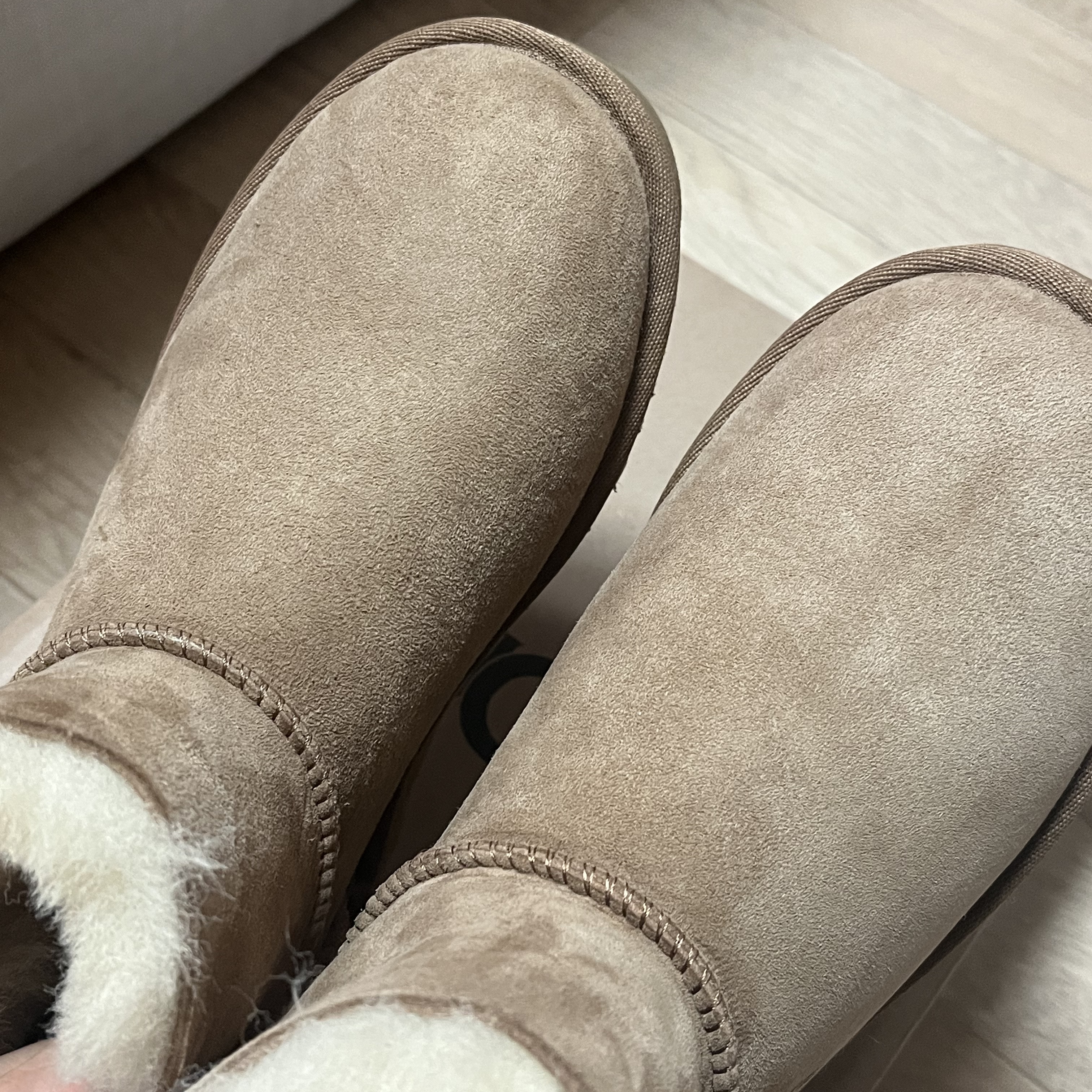 (W) UGG Mini Bailey Button II Boots Chestnut 착용 스타일 - 3