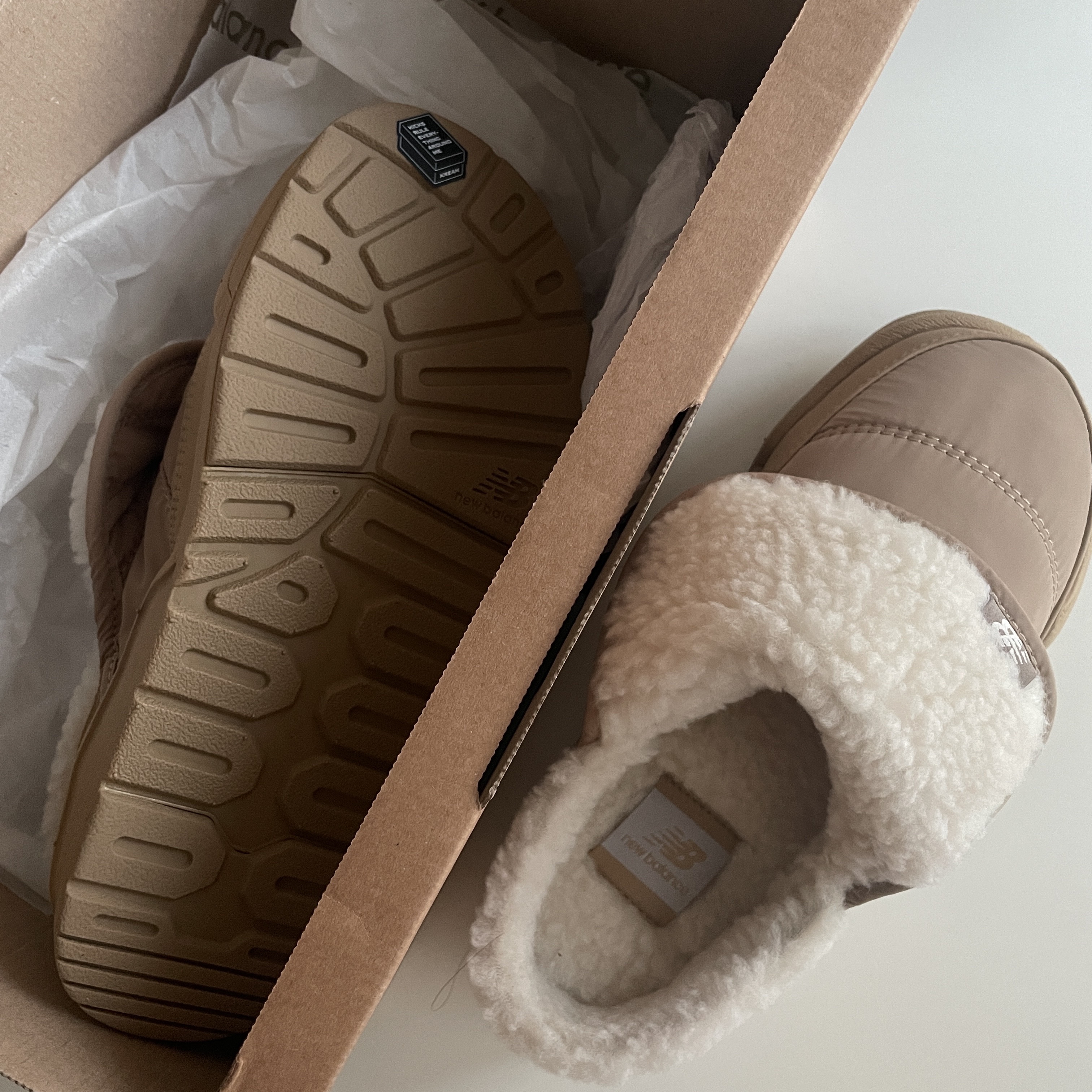 New Balance Puflee v2 Beige 착용 스타일