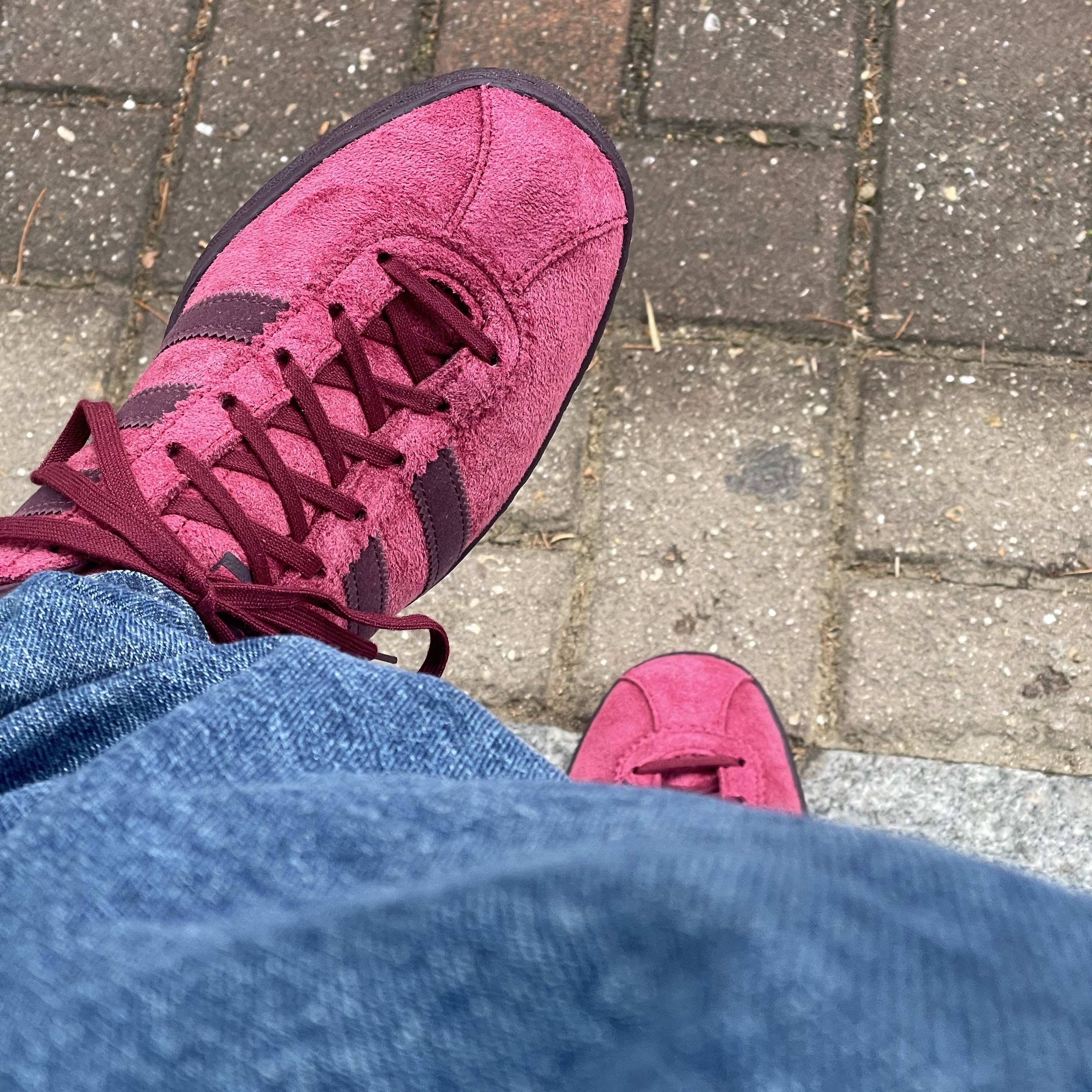 Adidas Tobacco Gruen Collegiate Burgundy 착용 스타일