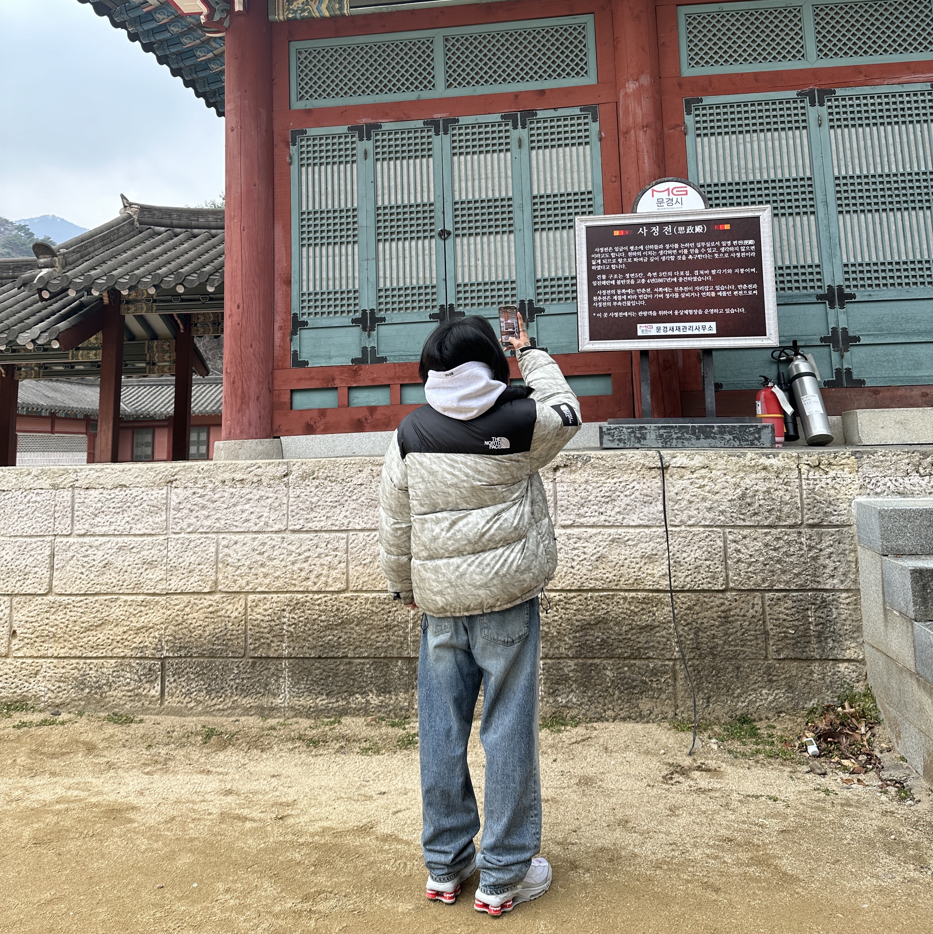 Supreme Box Logo Hooded Sweatshirt Ash Grey - 23FW, Supreme x The North Face Paper Print Nuptse Jacket - 19FW 착용 스타일 - 4