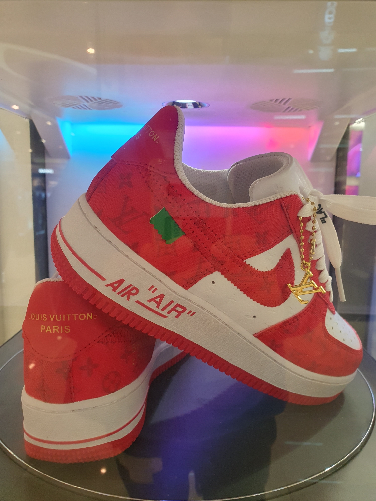 Louis Vuitton x Nike Air Force 1 Low by Virgil Abloh White Comet Red 착용 스타일 - 2