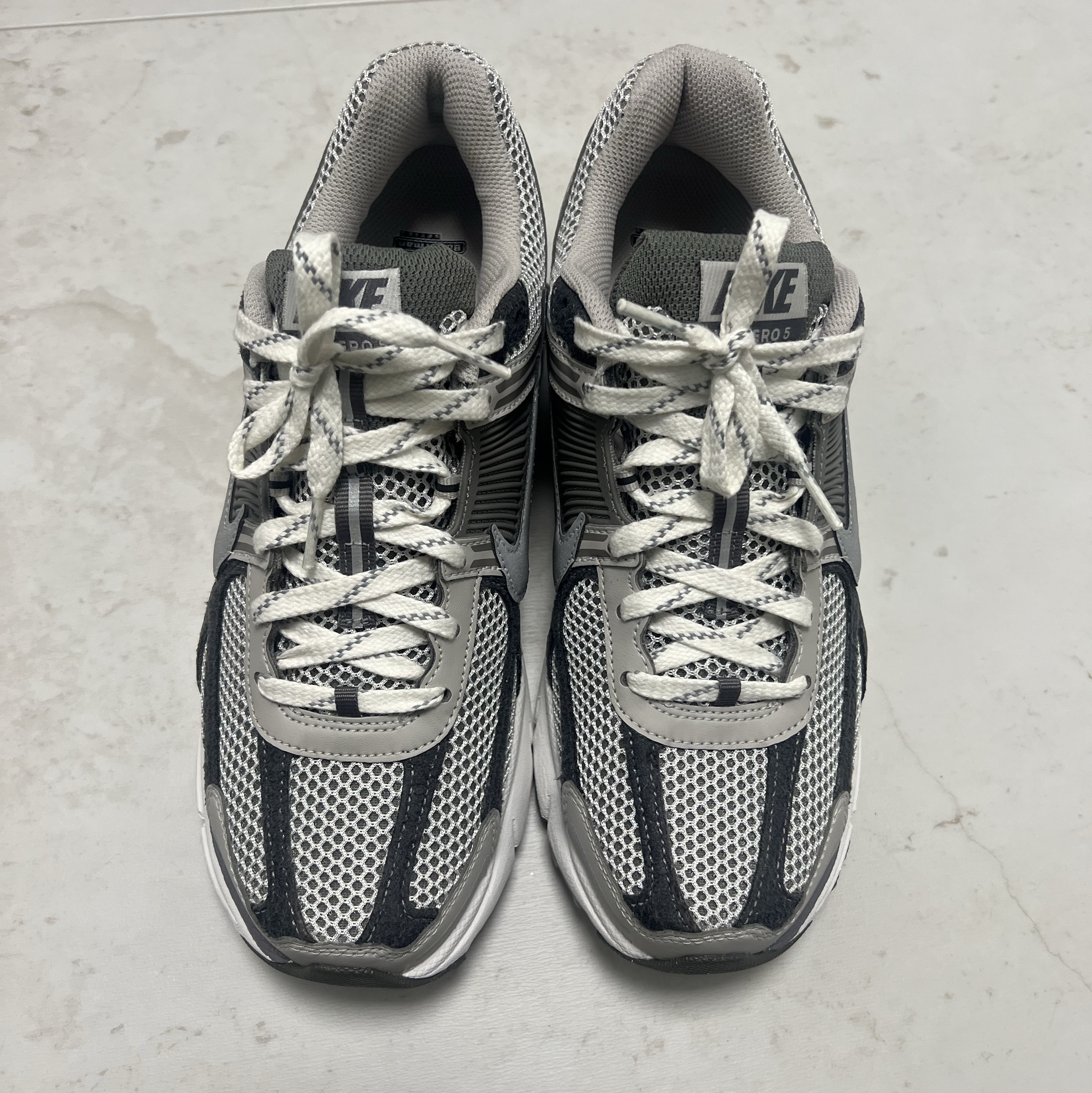 Nike Zoom Vomero 5 PRM Light Iron Ore and Flat Fewter 착용 스타일 - 2