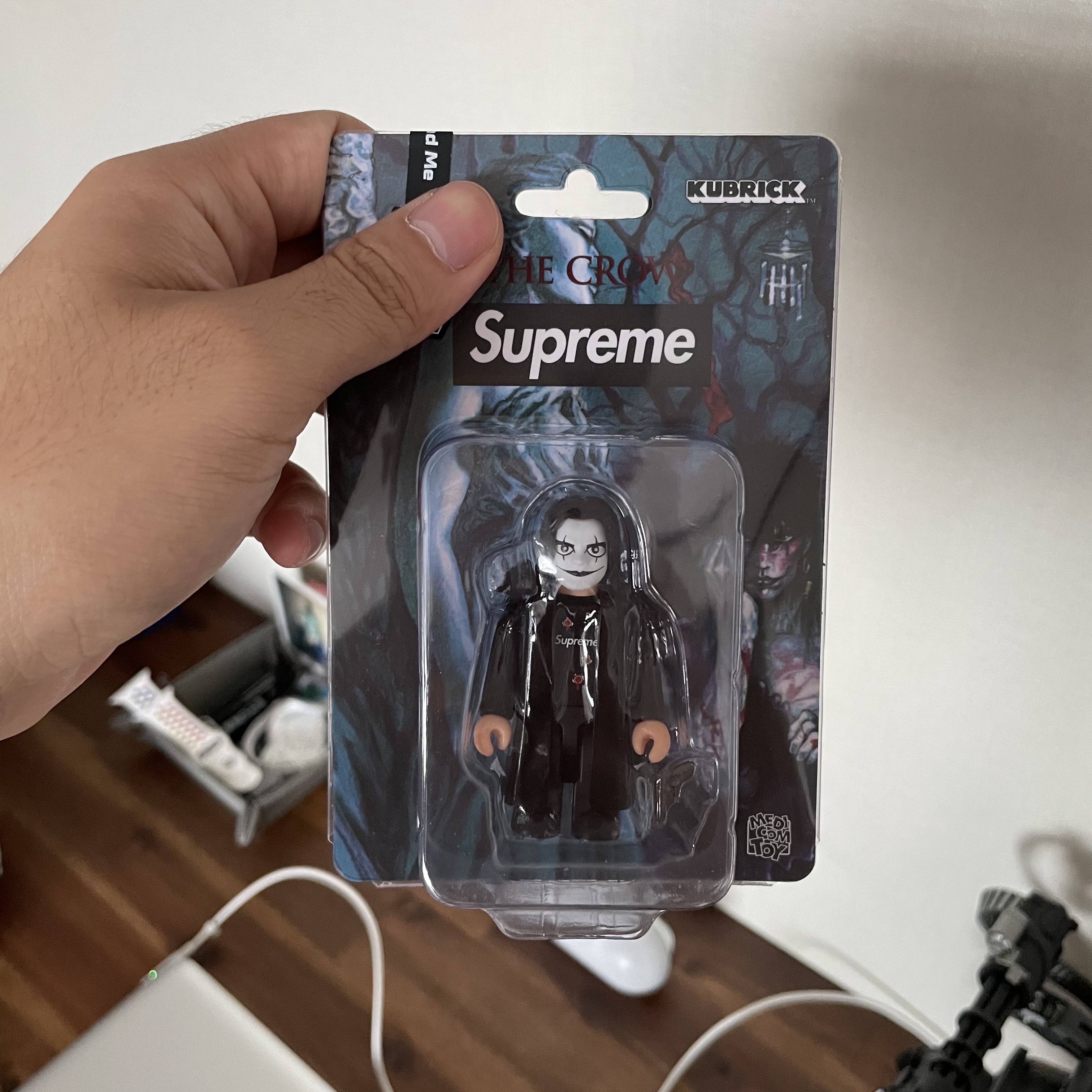 Supreme x The Crow Kubrick 100% Black - 21FW 착용 스타일