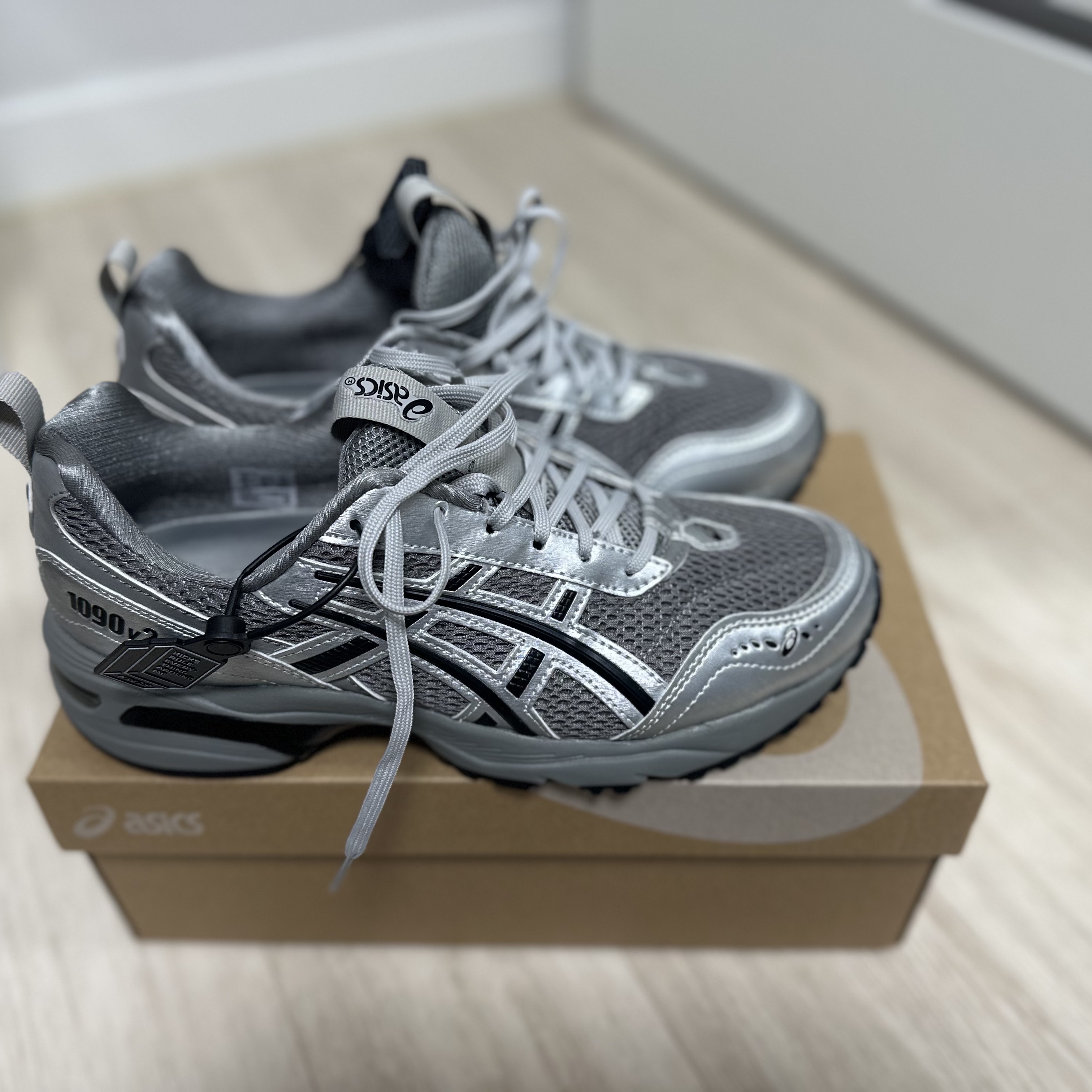 Asics x Freja Wewer Gel-1090 V2 Clay Grey Pure Silver 착용 스타일 - 1