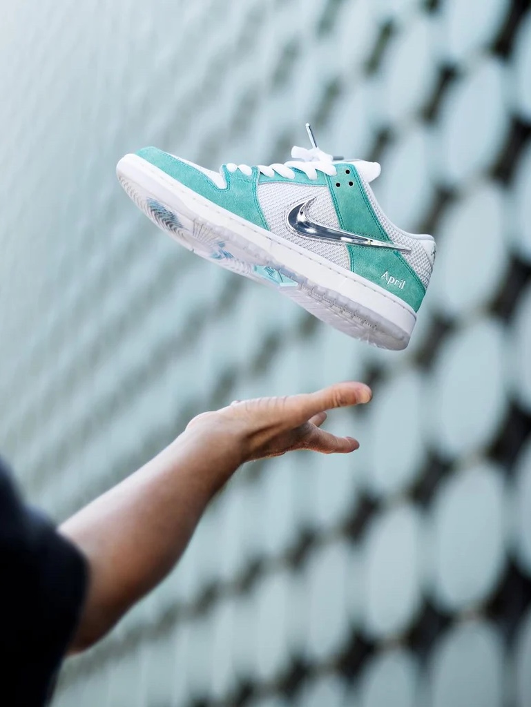 Nike x April Skateboards SB Dunk Low Pro QS Racer Blue Metallic Silver 착용 스타일 - 2