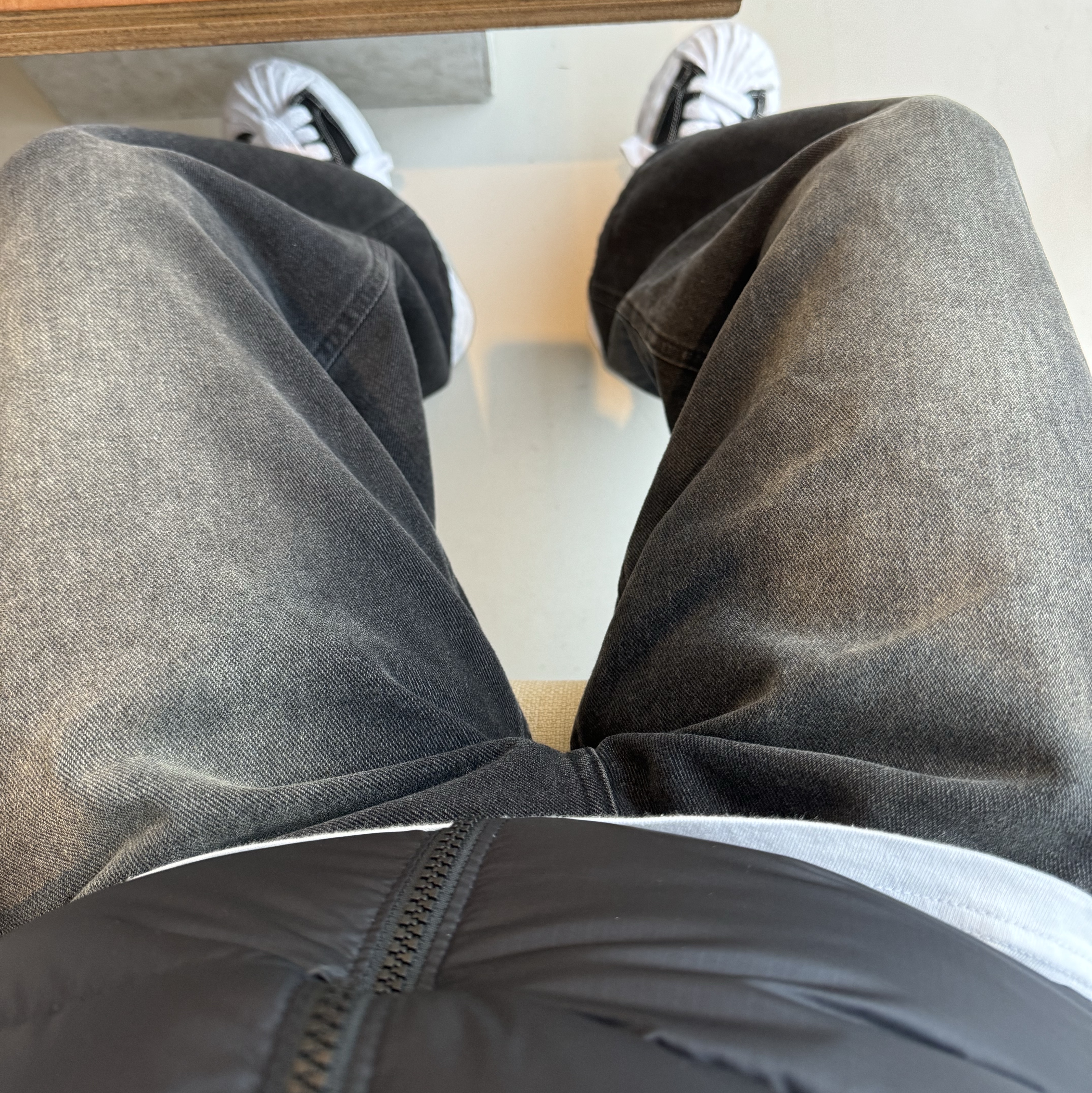 The North Face 1996 Eco Nuptse Jacket Black, Maison Mihara Yasuhiro Blakey OG Sole Canvas Low-top Sneakers Black White 착용 스타일