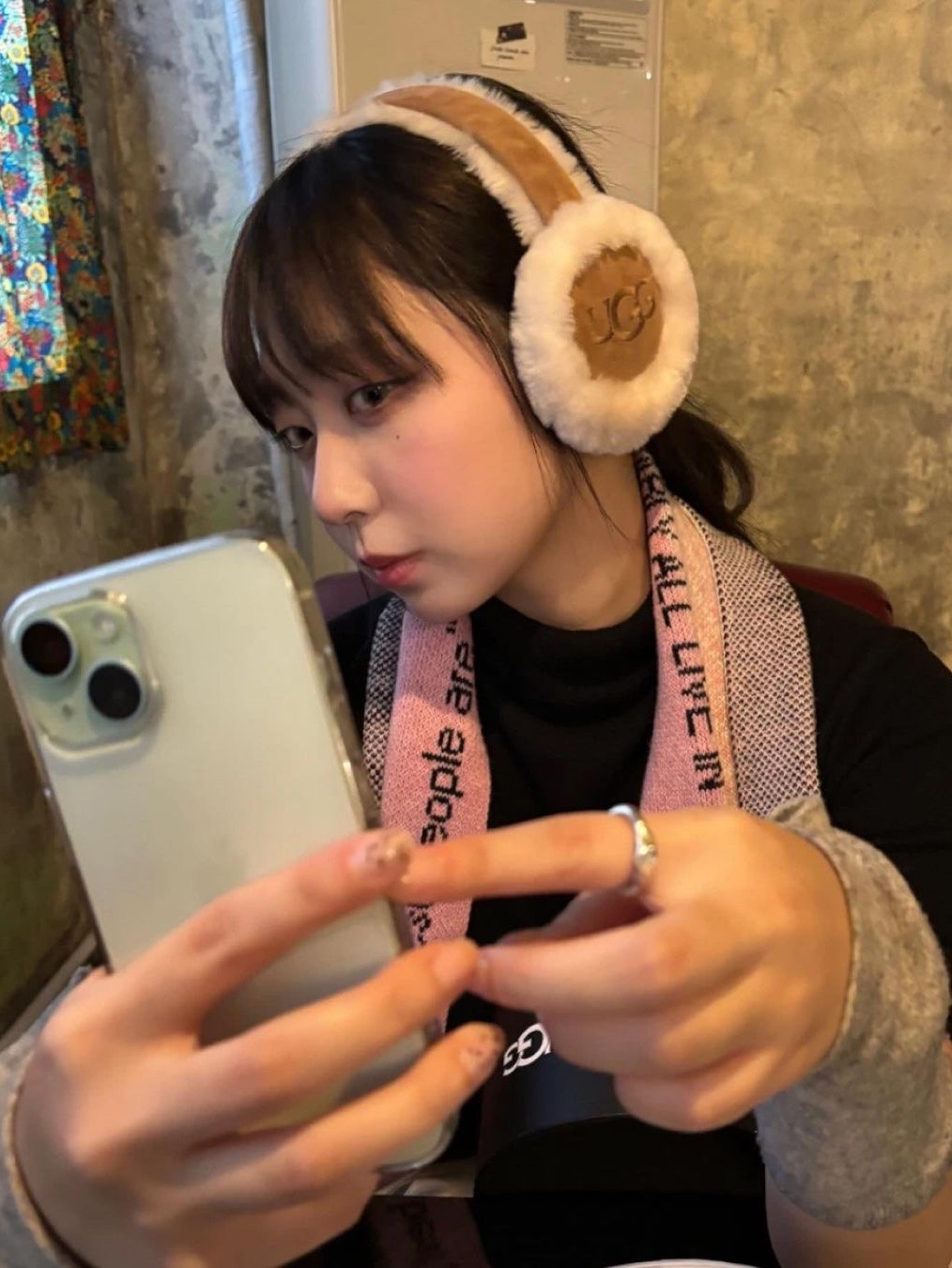 (W) UGG Embroidered Logo Earmuff Chestnut 착용 스타일 - 3