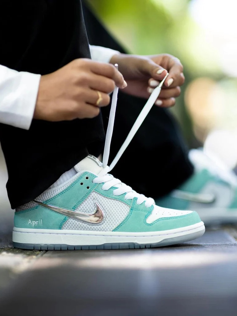 Nike x April Skateboards SB Dunk Low Pro QS Racer Blue Metallic Silver 착용 스타일 - 3