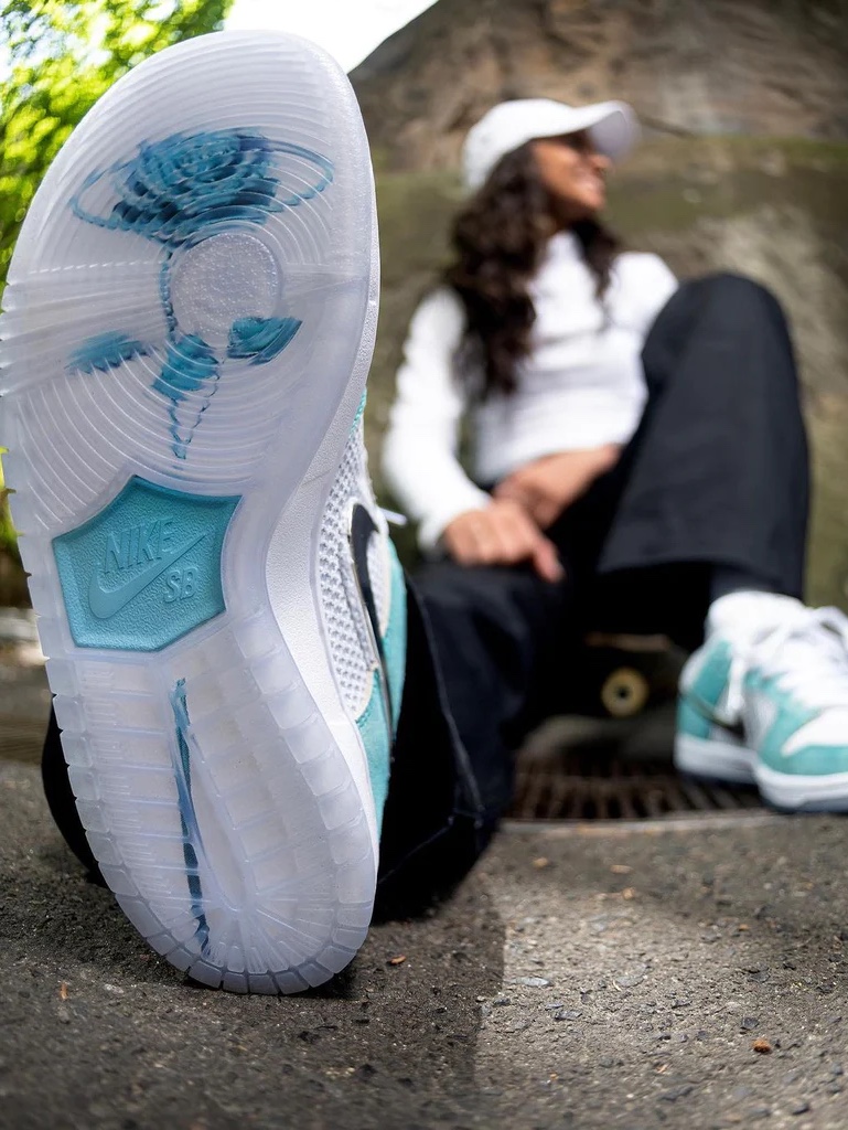 Nike x April Skateboards SB Dunk Low Pro QS Racer Blue Metallic Silver 착용 스타일 - 4