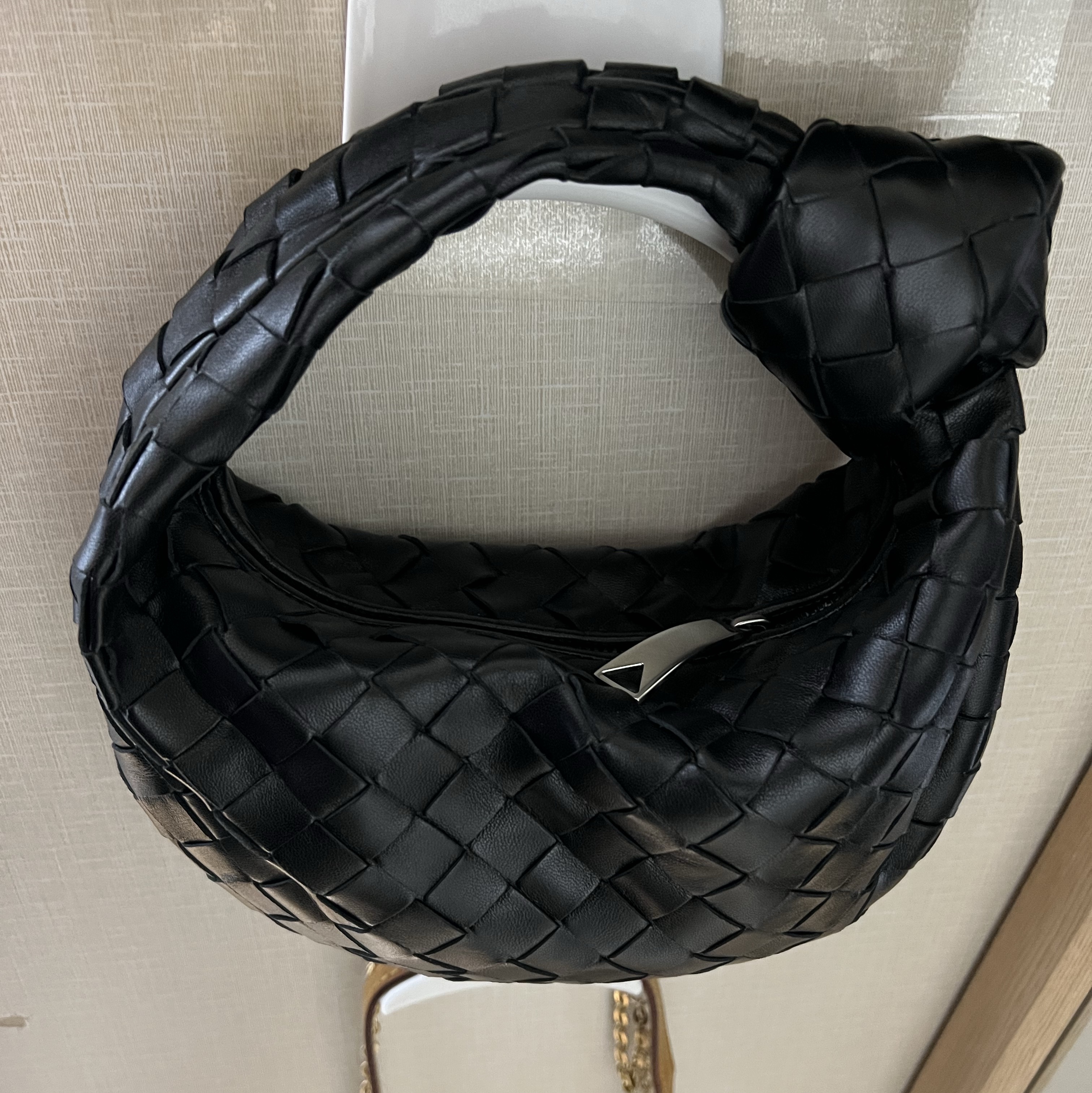Bottega Veneta Mini Leather Jodie Black Silver 착용 스타일