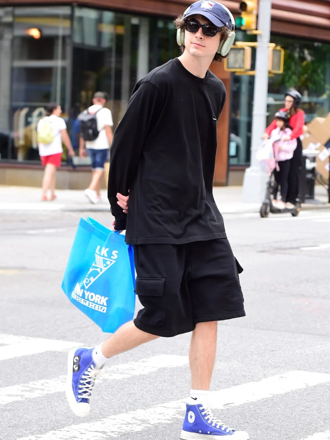 COS Lether Quilted Oversized Crossbody Bag Black, Louis Vuitton Micro Speedy Bag Charm Monogram 착용 스타일 - 5