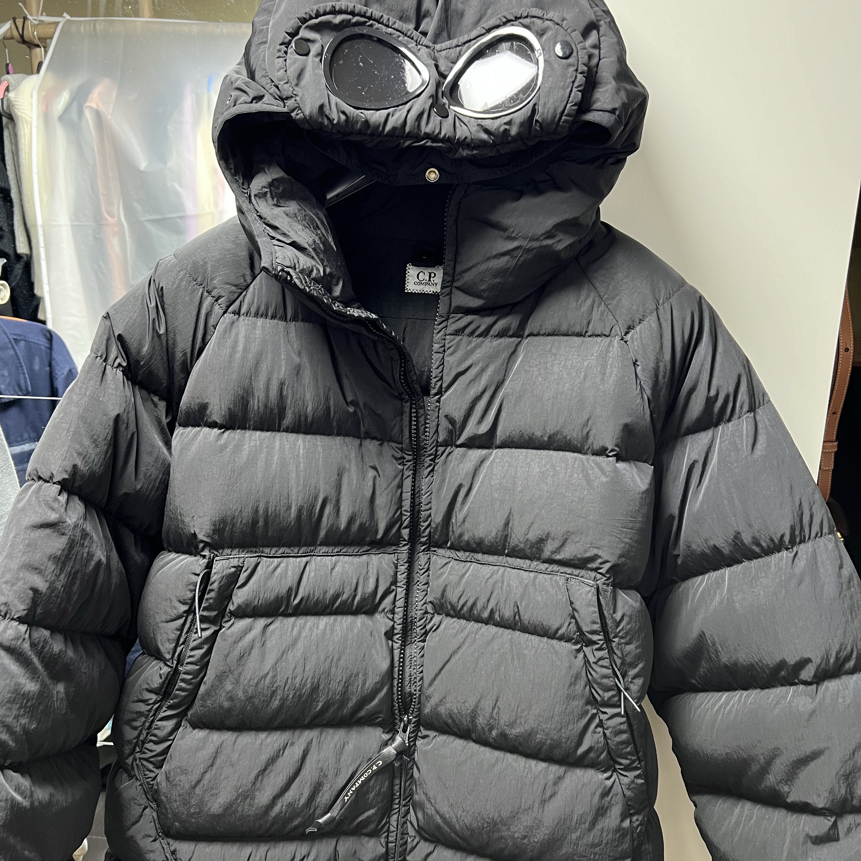 C.P. Company Eco-Chrome R Hooded Down Goggle Jacket Black - 23FW 착용 스타일
