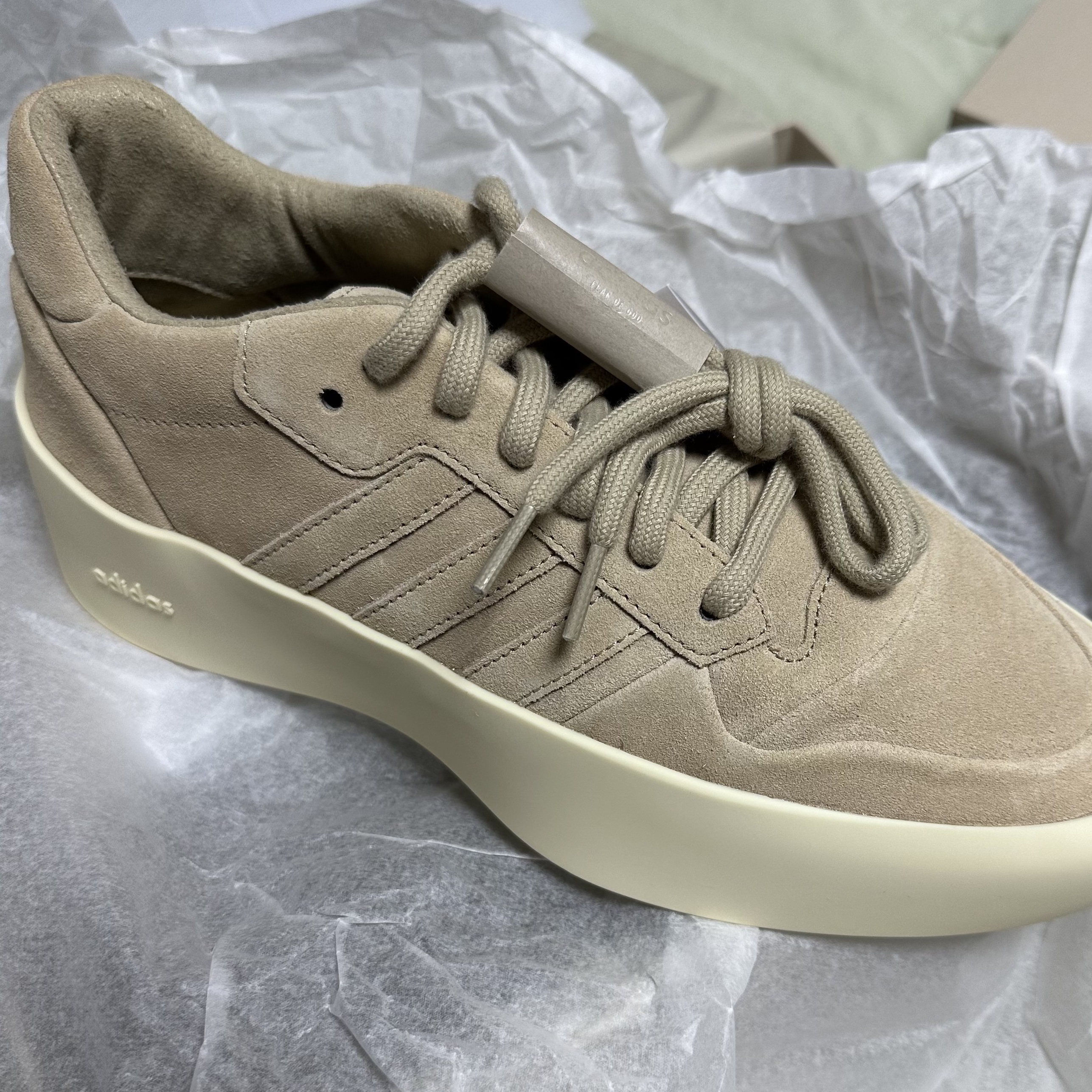 Adidas x Fear of God Athletics 86 Low Clay 착용 스타일 - 1