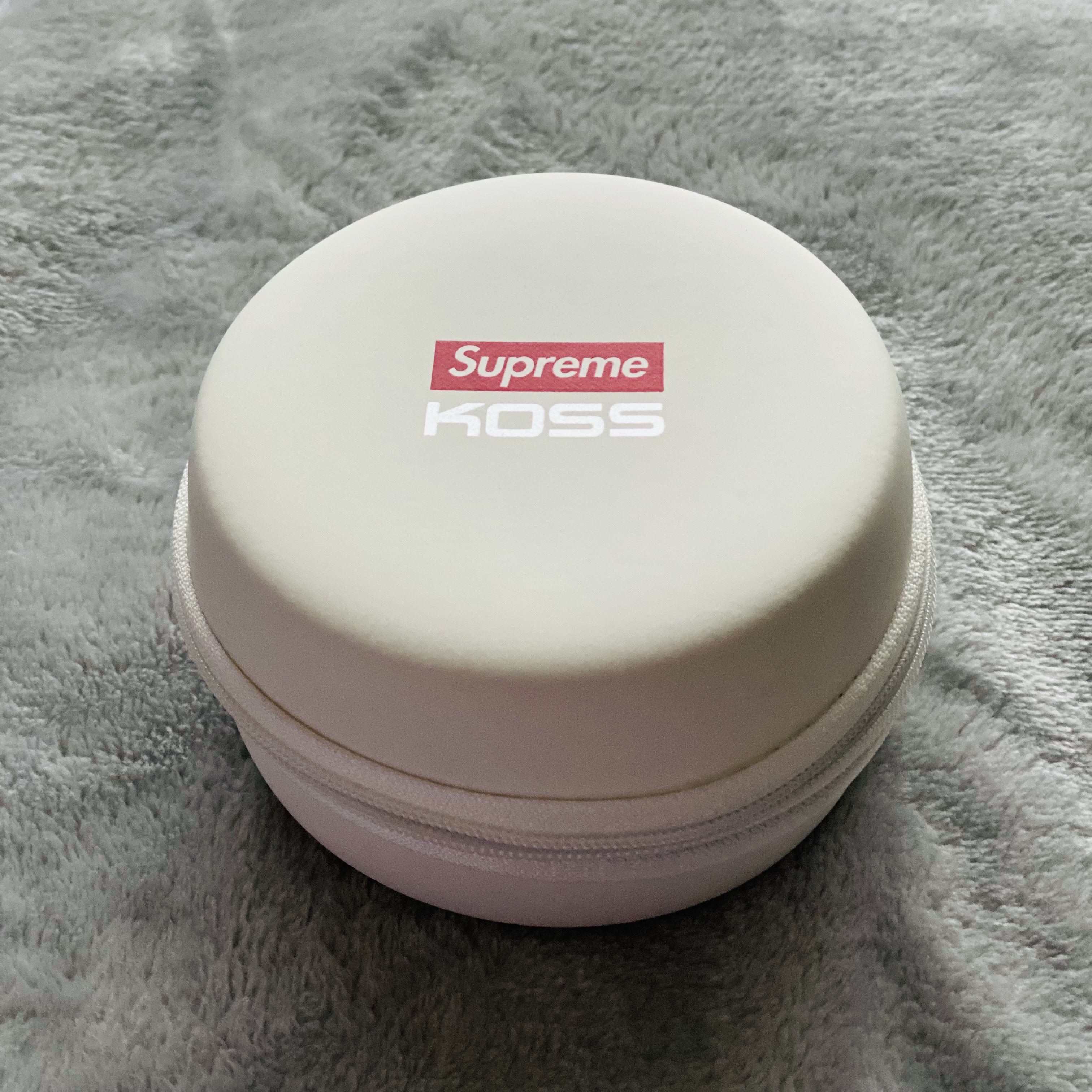 Supreme x Koss Portapro Headphones White - 23FW 착용 스타일 - 1